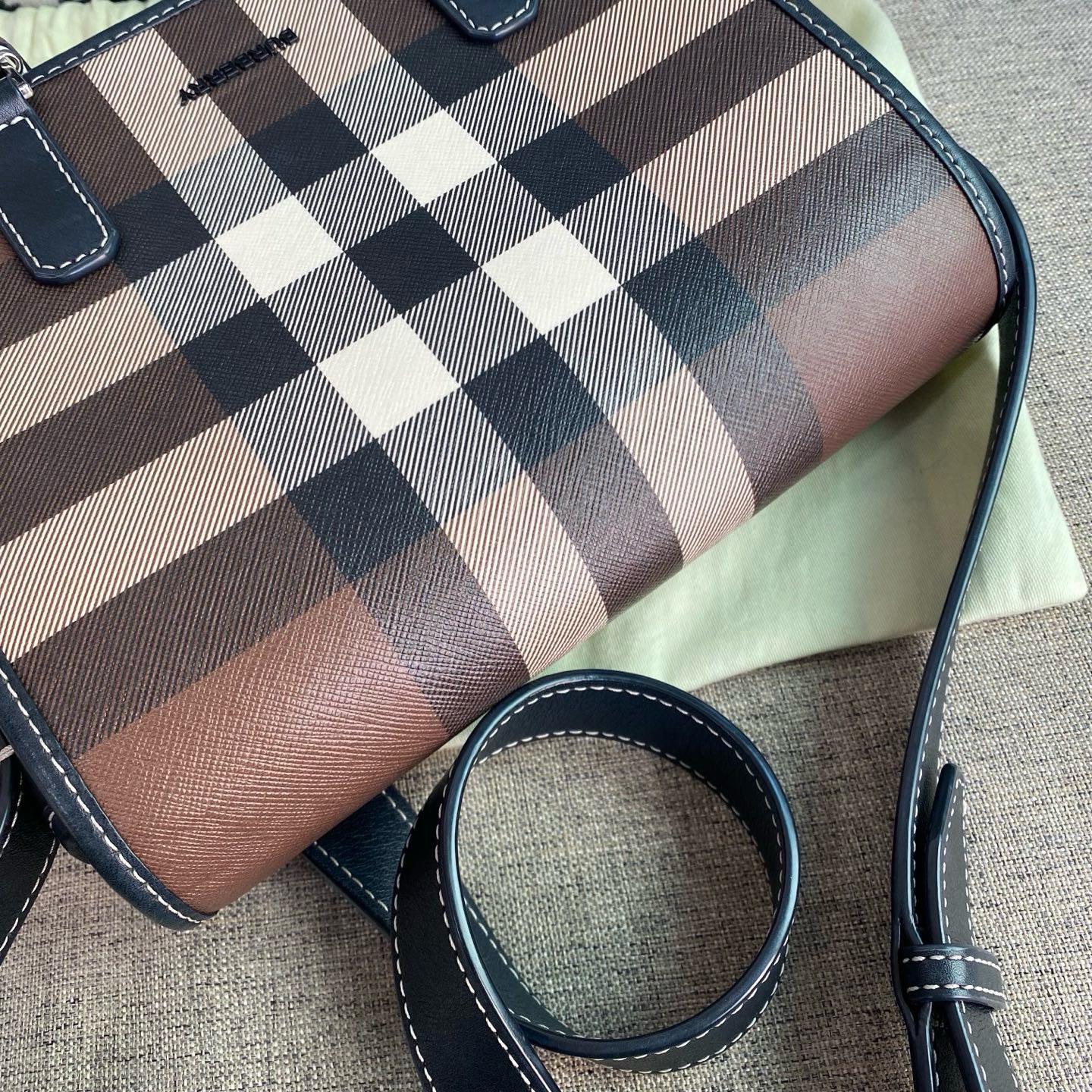 【預訂貨品】Burberry經典格紋郵差包 