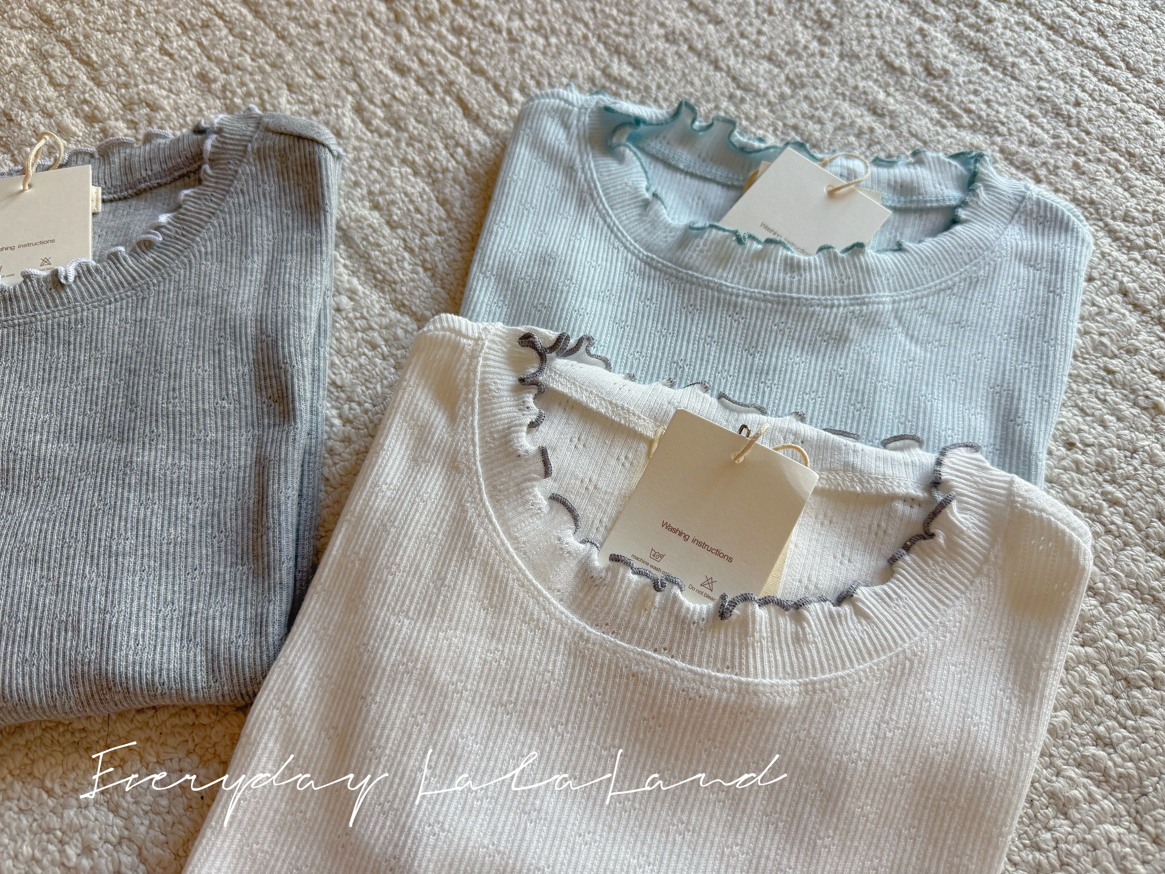  New arrival 。高質拼色邊通花上衣。