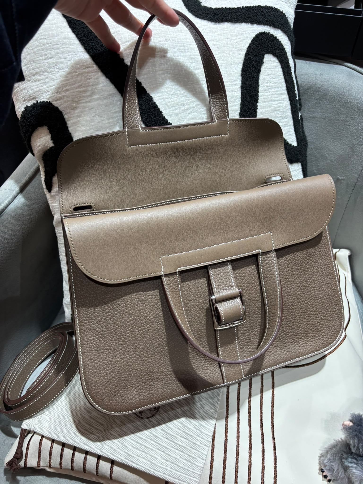未使用品 Hermes Halzan 31 Stamp D Etoupe 100%Authentic, Unused未使用品 ✅Dust bag✅Box