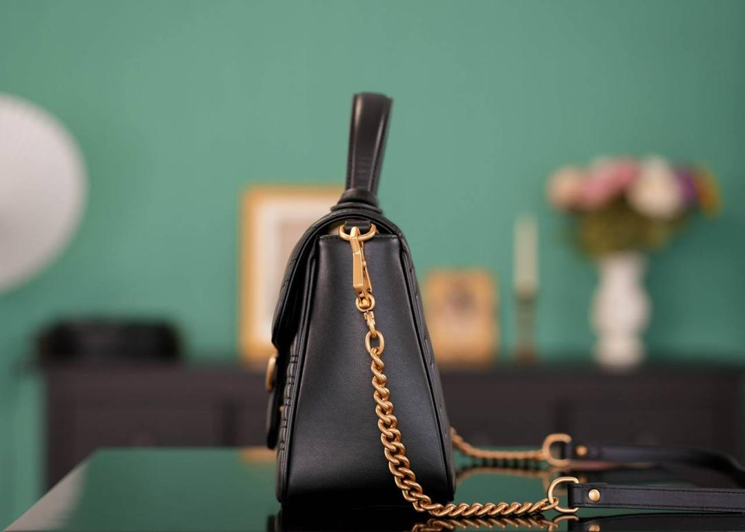 👜🔥Marmont系列绗缝手提包邮差包 黑色 27cm （原厂皮 全铜五金） 正品售价,500 独家原厂皮发售 限量级别 意大利原材料开发，这个大小简直是最完美的尺寸，什么随身携带的东西都可以轻松收纳，能手拎也可以单肩斜挎，自重轻，超级百搭不挑人~好看极了！！！ 官方款号 498110 尺寸大号：27x19x10.5cm 小号：21x15x8cm