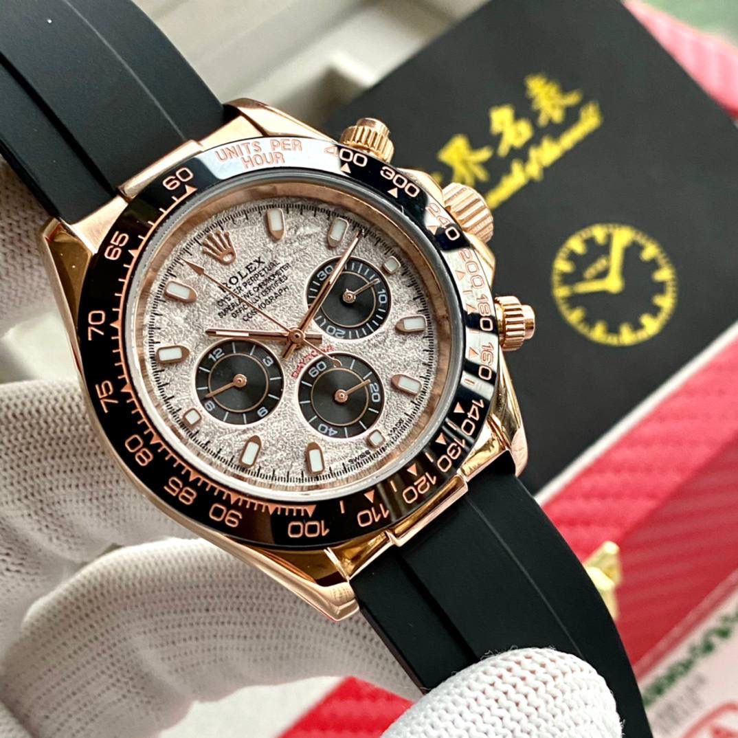 国民最爱跑量款❗️迪通拿最新款【陨石面】劳力士Rolex超级迪通拿版本 表径40x12 底盖印制有18K电镀效果 【蓝绿夜光】字面跟针的夜光不同于市场其他版本的蓝色夜光，修正使用与正品同步蓝绿超级夜光粉 使字面钉更光亮 夜光更强发光时间更久！ 【字面】经过不断调正打磨，陨石面更加接近原装水准 立体层次感十足 【镜面】超强矿物质玻璃 镜面6字位同步正品防伪小皇冠标志 【陶瓷圈】本厂圈口一体成型高精密陶瓷圈色差也是必须降到最低 圈口角度与字体大小字体颜色更明显与原版一致 【机芯】采用全自动机械机芯 三个小秒功能全部对版正品 6字位小秒