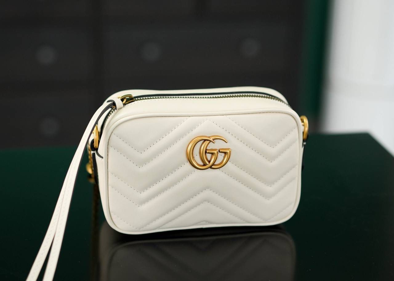 👜🔥Marmont系列绗缝迷你相机包 白色 18cm （原厂皮 全铜五金） 正品售价¥12.000 独家原厂皮发售 限量级别 白色真的好温柔 经典百搭不挑人 自重很轻 链条搭配皮革的肩带不怕溜肩 毫不夸张说 绝对是日常用出场率最高的包 官方款号 448065 尺寸迷你：18x12x6cm 小号：24x13x7cm