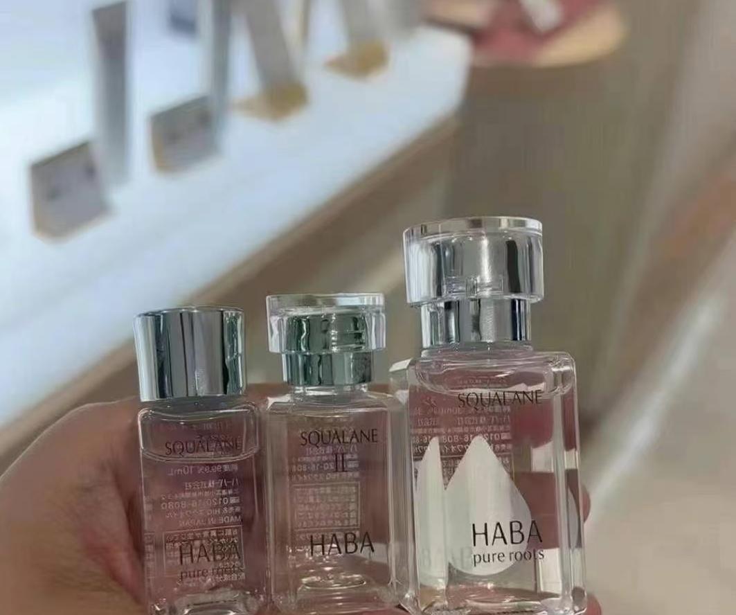 日本🇯🇵HABA白油 最好用的油！，一年四季也能用，HABA鯊烷美容白油哪怕皮膚乾的爆皮了。滴一點到你用的護膚品，隔天起床你的皮膚就會水嫩嫩尤其適合乾性皮膚、紅血絲、過敏！雖然叫油卻一點不油膩～孕婦也能用