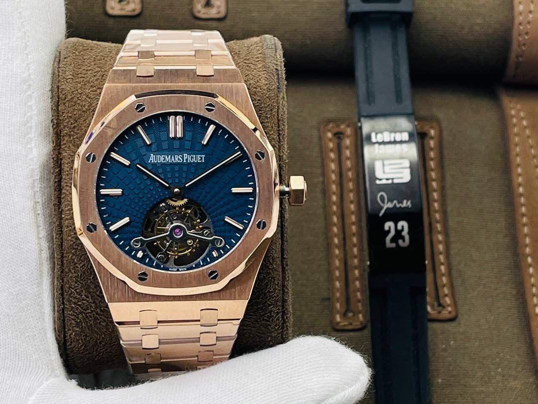 爱彼A P皇家橡树陀飞轮精品腕表 升级细节🔥 1⃣️独家订制Cal.2924机芯，动力储存68小时！ 2⃣️腕表依旧保留的八角形表圈、标志性的六角形螺丝以及经典表带！ 3⃣️皇家橡树系列超薄陀飞轮腕表在经典的“Tapsisserie”格纹上进行再度创新，形成了新的格纹“Tapisserie Evolutive”！熟悉又陌生的表盘格纹装饰带来全新观感，成为这款腕表的点睛之笔。 4⃣️表壳直径为41毫米，厚度为11.2毫米！