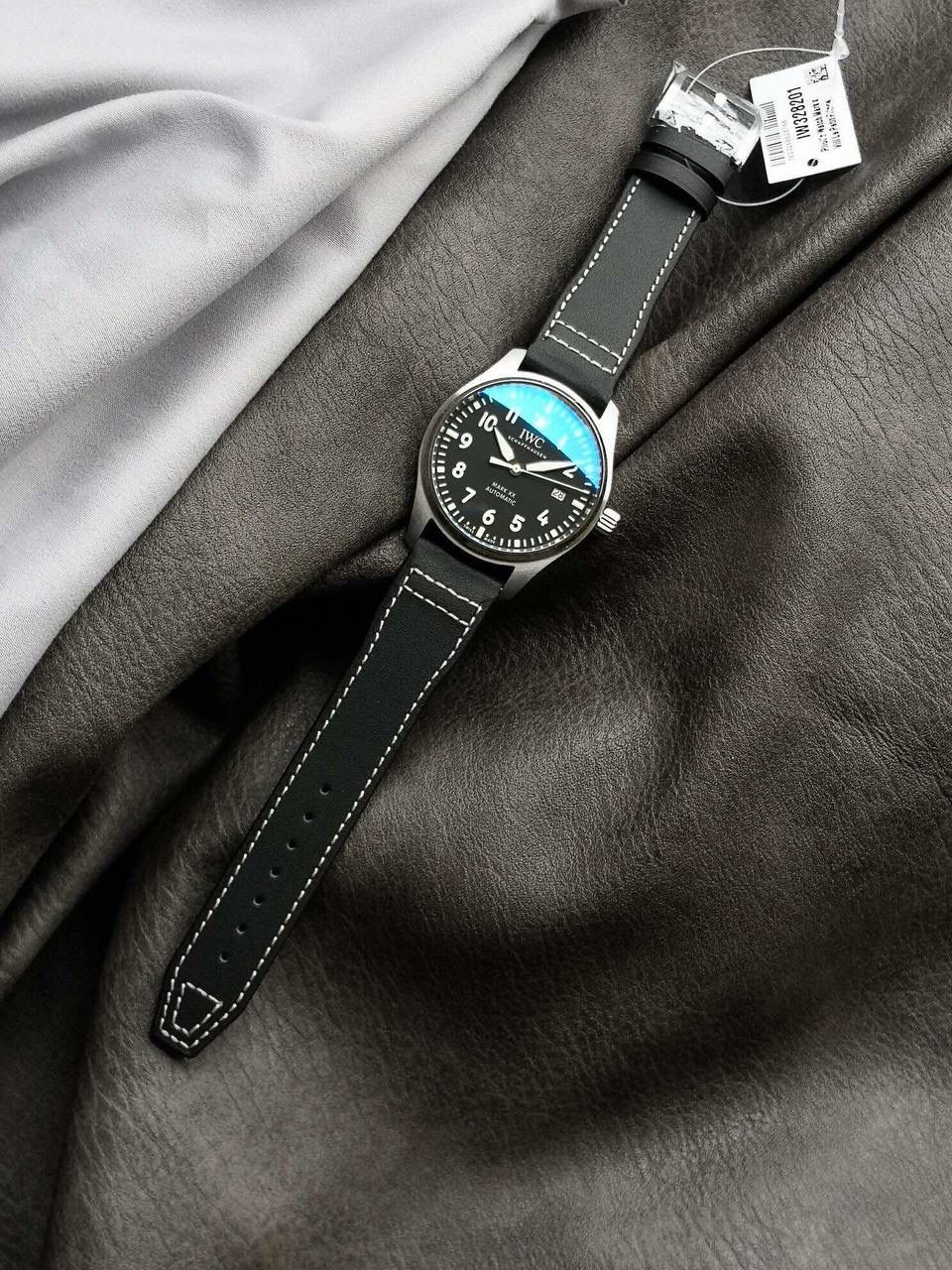 V7厂此款表盘与原装同样，仍配备通透度同步原装的进口双面防反光凸状蓝宝石镜面，刻度和时标依然保持白色印制工艺，与马克18的区别增加了3、6、9、12时标的长度，夜光条变化成夜光图层，阿拉伯数字时标则整体向表盘中央靠近，12点“IWC”标志略微上移，三角刻度也改为水滴夜光呈现全新的视觉比例。日历统一白底黑字台阶窗口也位同数字的一个圆轨道上，与背景形成更醒目对比，盘面上的荧光元素和指针在任何光线条件下，都能确保可读性。时针、分针现在经过镀铑处理，并且指针针尾有稍微做弯（注:有别于市场版本，v7细节把控向来严谨，放大来看亦无可挑剔） V7厂独家专用马克进口牛皮，其材料，做工，佩戴感100%同步原装，全新开模的表扣，打磨刻字功底扎实，表扣与表带均采用自拆装置，实用功能是EasX-CHANGE®简易更换系统，无需借助其他工具，可以轻松更换链带，难辨雌雄。这也是有别与市场版本特点。 V7厂仍采用进口瑞士全新SW300机芯，性能同样出色，精准恒久，无返修烦恼！V7亦同时提供亲民版的海鸥2892稳定版供选，其外观细节均与瑞士版本一样。