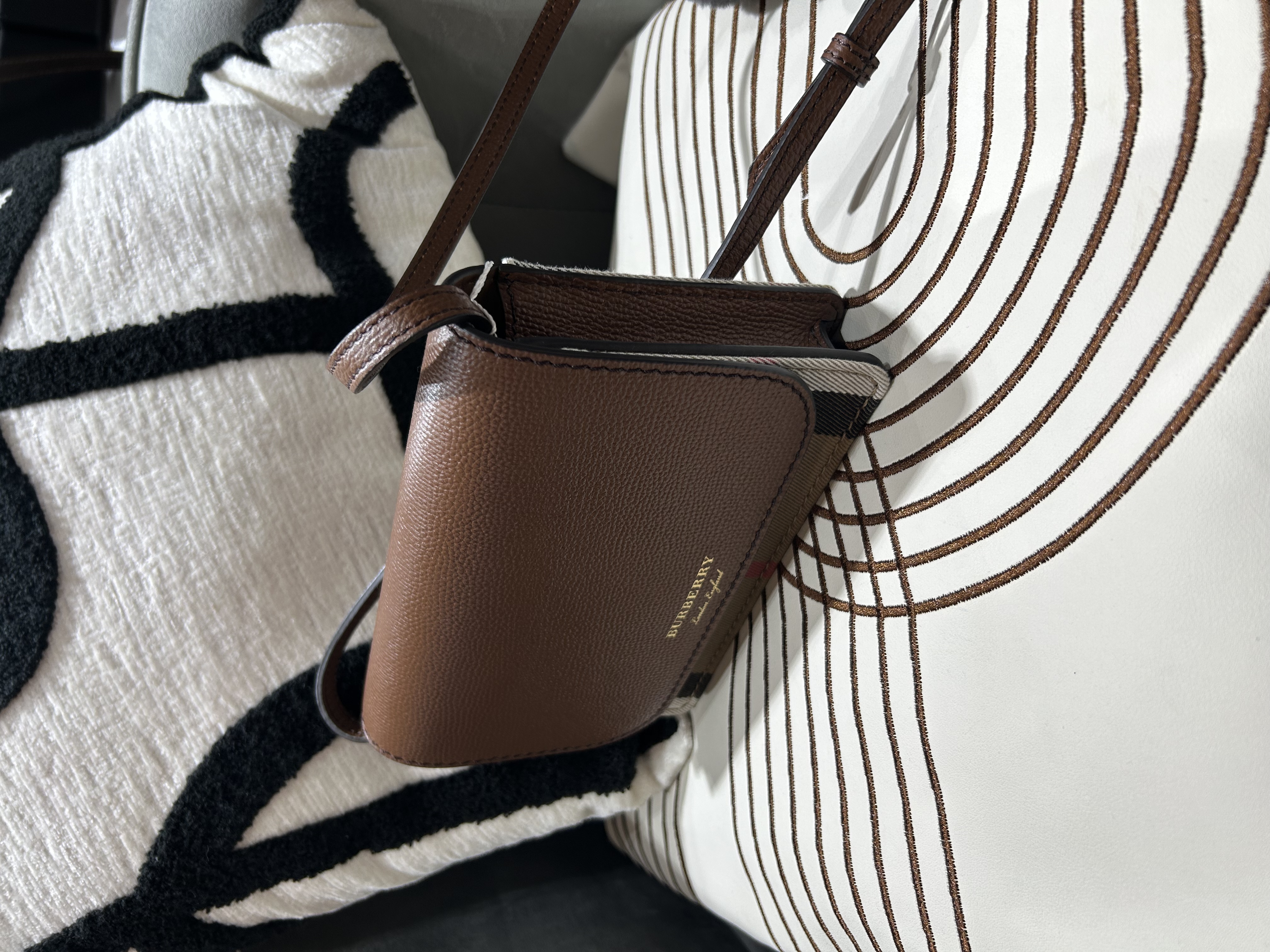 Burberry crossbody bag  100%Authentic,98%new ✅dust bag 