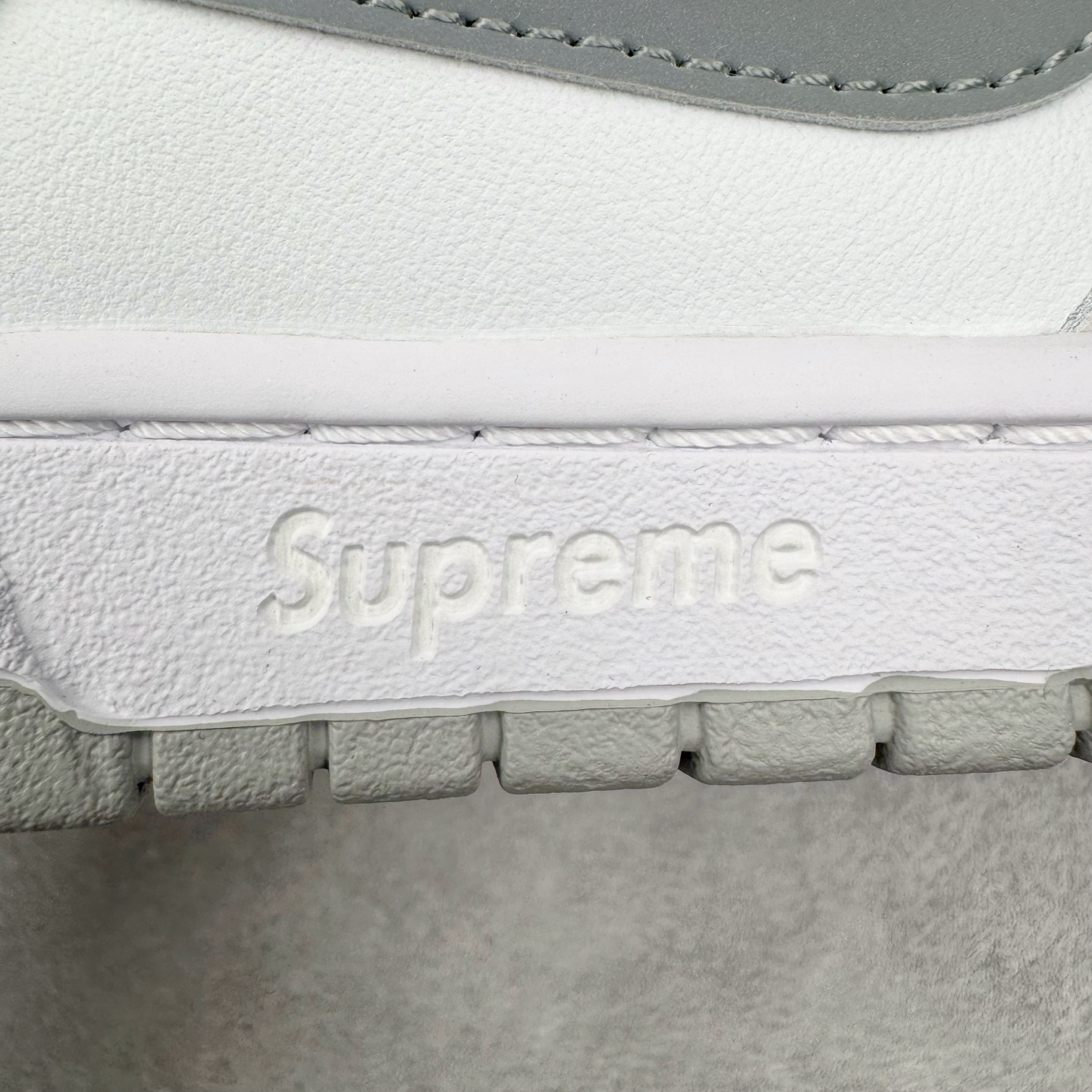 Supreme x Nike SB Dunk Low 94 Metallic Silver HQ8487-100