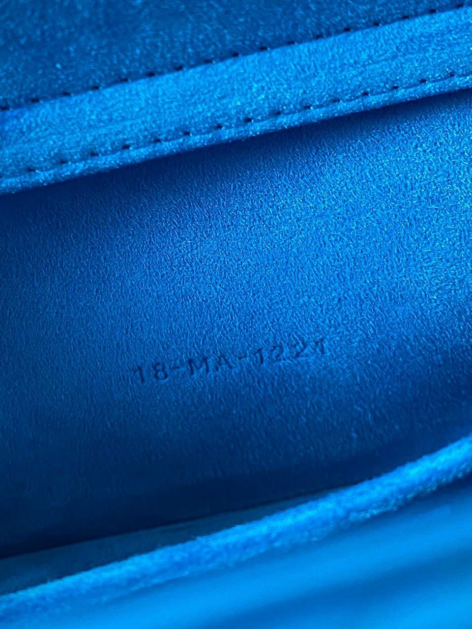 电光蓝中号💙💙 𝗗𝗶𝗼𝗿 𝗗-𝗝𝗼𝘆 𝗯𝗮𝗴羊皮新色 时尚果然就是轮回，回归了一把中古戴妃 长方包形，短链条➕细长肩带直接封神！！ 复古时髦感超强，真是什么场合都可以把住 绝对是lady中的天花板了，强势出圈啦姐妹们🤩 26 x 13.5 x 5cm