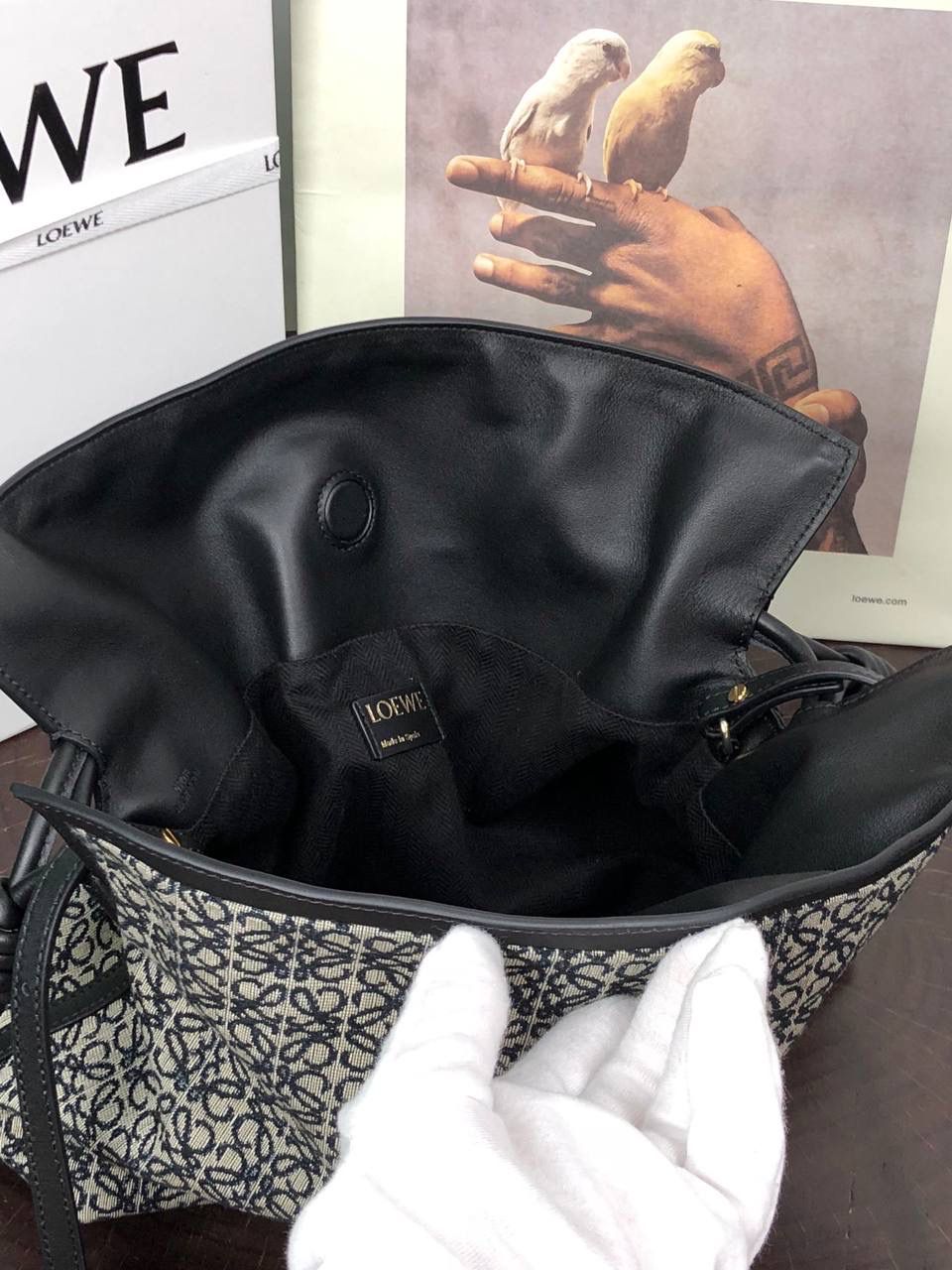 Flamenco clutch-NEW ┈┈┈୨୧┈┈┈ ✦中号✦ ❤️flamenco clutch bag可手拿亦可优雅斜挎 云朵般温暖亦轻盈的造型如此简单，💯耐看💯不会out的款式！ ❤️包袋采用进口小牛皮和提花帆布制成，手感如羊皮般细腻柔软，却比羊皮更加结实耐用，肩背、斜挎或手拿，🉑拆卸🉑调节长度。经典Anagram图案，人字纹棉质衬里。 ❤️ 采用拉绳收紧，品牌标志性绳结设计，收紧袋口就是小福袋造型，超Q，看着不大实际超会装😇 中号尺寸：30-24.5-10.5cm 编码：052028 迷你尺寸：22.5-18-9cm 编码：052030