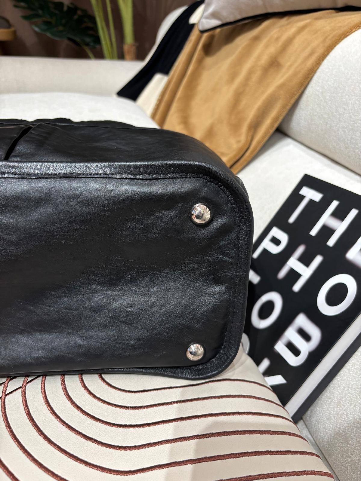 Chanel shoulder bag calfskin ,黑色牛皮 100%Authentic,95%new  ✅card✅dust bag  