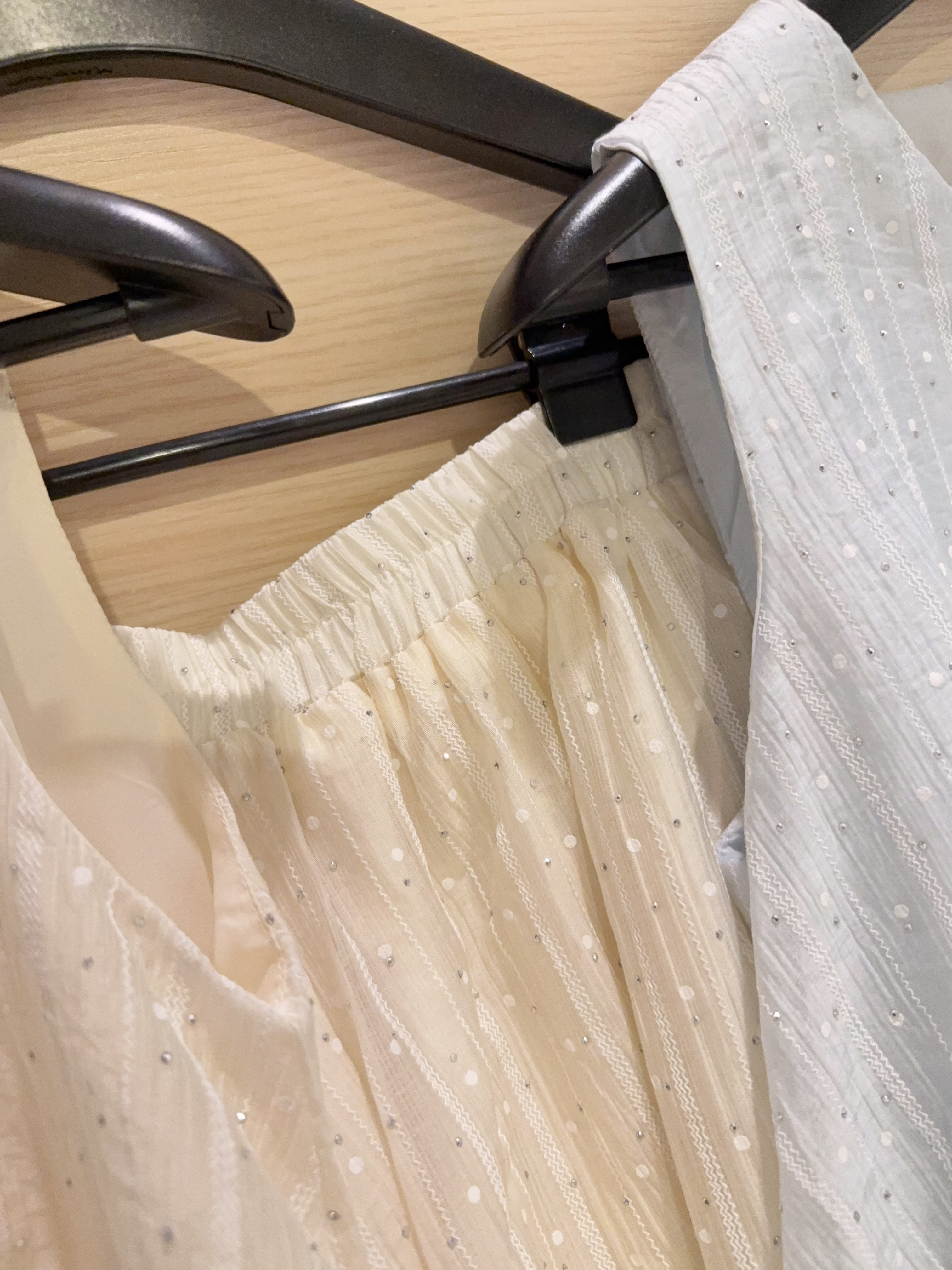 气质温柔风烫钻背心上衣+半身长裙两件套 R2979