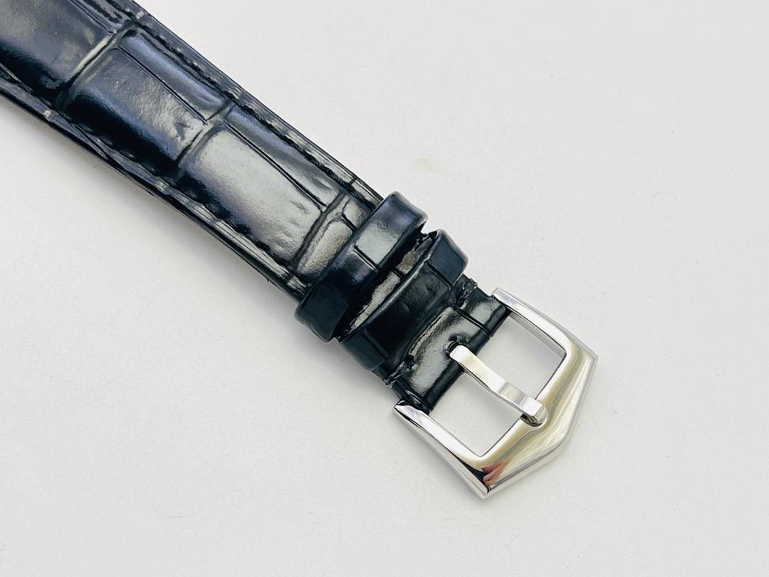 百达.翡丽-古典表系列——3919腕表震撼登场。🤩😍完美还原表中王者的独特质感和简约格调！细节升级如下： 1⃣️腕表尺寸39MM，尺寸数据完美吻合正品，佩戴轻便，还原正品体验。 2⃣️玻璃采用与原装一致的锅盖型穹顶玻璃，特镀有双层抗眩晕增透镀膜。 3⃣️表盘标识和指针的边沿全部采用手工润饰倒角，之后再采用镀铑工艺处理，确保光泽度和质感不亚于原装。 4⃣️机芯采用30-255 PS机芯机械！ 5⃣️表带经典意大利小牛皮表带，做工精致，包边细腻，尽显大牌风范，搭配原厂针扣。