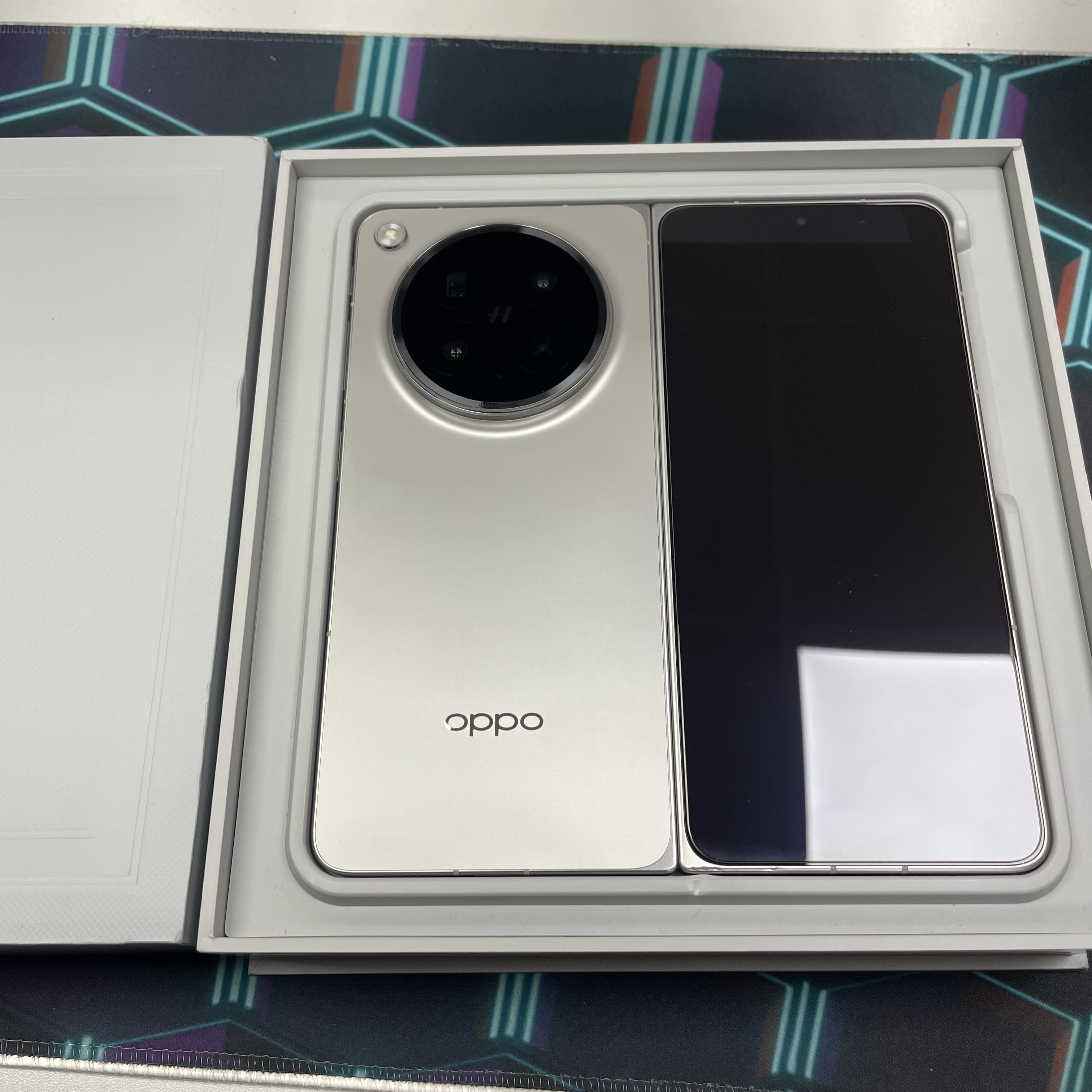 *6594 Oppo Find N6 勁靚機 16+512GB 深空鈦 gray