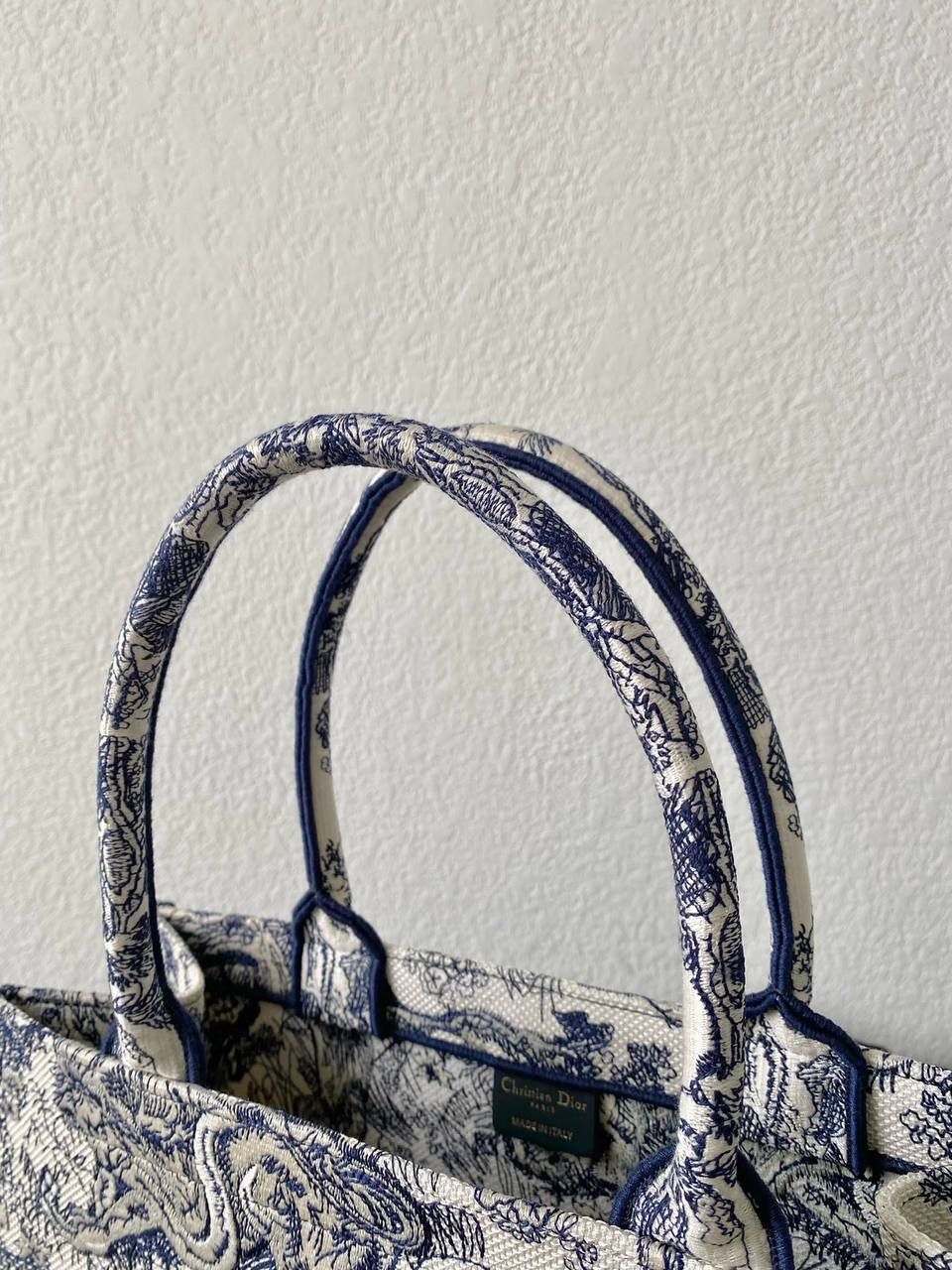 🈶蓝老虎，中号 𝗖𝗗 𝗕𝗼𝗼𝗸 𝘁𝗼𝘁𝗲丛林系列购物袋 全手工立体刺绣 凹凸有致 浓厚的复古艺术气息简直是行走的艺术品 超大容量更是吹爆它 🔥🤩 特别适合想把整个家带出门的姑娘 妈咪袋 公文包 旅行出游好帮手 时髦精凹造型必须拥有 36×27×16cm