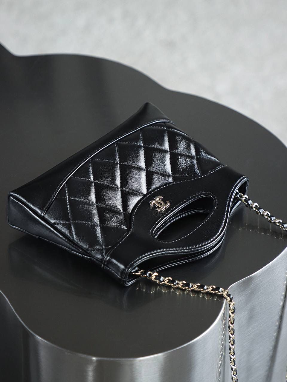 Nano 31Bag鑒定版👜 一包一碼 支持全球鑒定查驗身份證原廠專G Bonaudo皮料過關清單資料可査詢 夢中情包31bag nano從設計上看，它的鏤空固定手柄設計十分吸睛，成為整個包的獨特亮點，開口採用磁吸設計，開合輕鬆便捷。 搭配的一條皮穿鏈肩帶，無論是單肩背還是斜挎，都能完美適配各種身形，輕鬆打造出不同風格，相信我，一旦擁有，你定會愛不釋手！ 五金：厚镀14k淡金 皮料：Bonaudo亮面小羊皮 尺寸：20*17.5*3.5cm