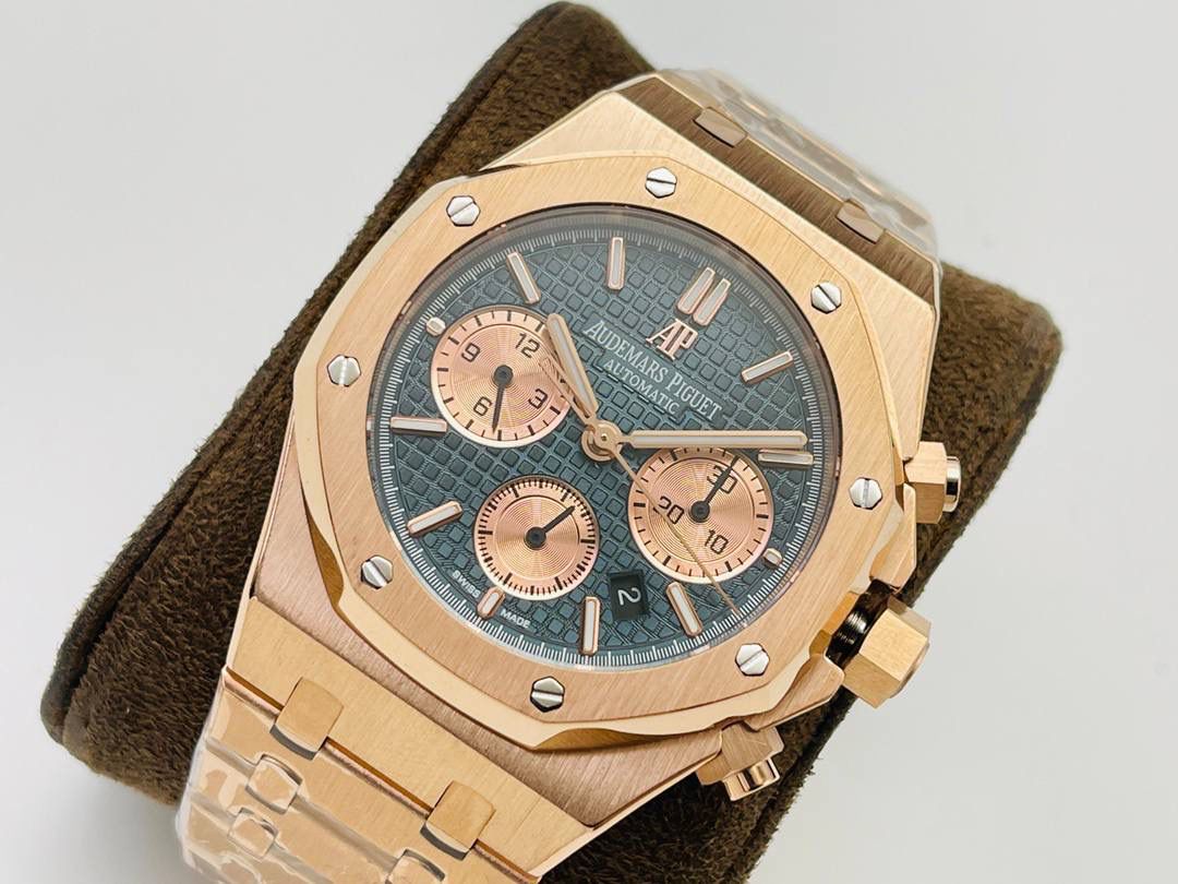 AP爱.彼皇家橡树系列26331OR多功能计时机械腕表41MM！ 1⃣️【机芯】7750改原装机芯 6字位小秒 功能与原装一致！ 2⃣️【表镜】表镜选用进口蓝宝石玻璃镜面！ 3⃣️【表壳】采用进口316精钢表壳，表壳通过拉丝和部分抛光打磨处理之后，忽明忽暗展现出精致而硬气的独特气质！ 4⃣️【头粒】头粒设计与专柜一致可以微调 佩戴更佳贴手舒适 经过多道工序的打磨和磨砂处理，终把AP特有的八角型表圈表达出棱角分明的线条！ 5⃣️【表盘】超强夜光显示，可以在任何环境下读取时间！