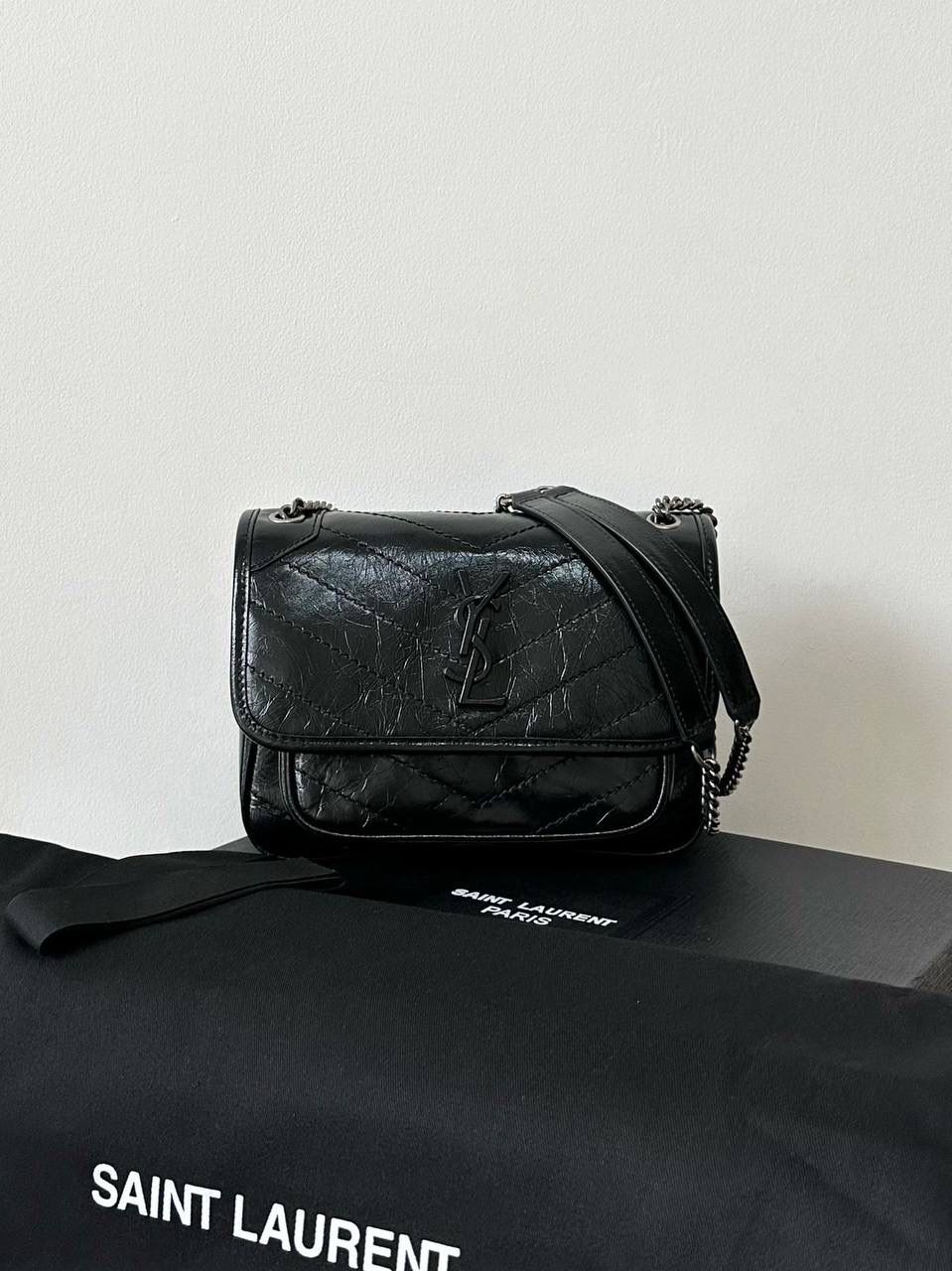 镇店之宝🔥 ys1 niki 油蜡皮黑色：银链小号🛞 作为他们家的must have之一 我们找到了专门做了10余年ys1的老师傅来做 按他的话说，闭着眼睛都能做出来 原厂皮，全钢五金，半金半银的烫金logo 这个包真的做得非常非常好！ 我们也和zp一样同步更新了两个"D扣"小耳朵 听我一句，niki种草了就一定要买 几乎每个买了niki的姐妹都会后悔买晚了！ 早买早享受咯～ 小号：22×16×7.5cm633160m 中号：28x20x8.5cm633158m