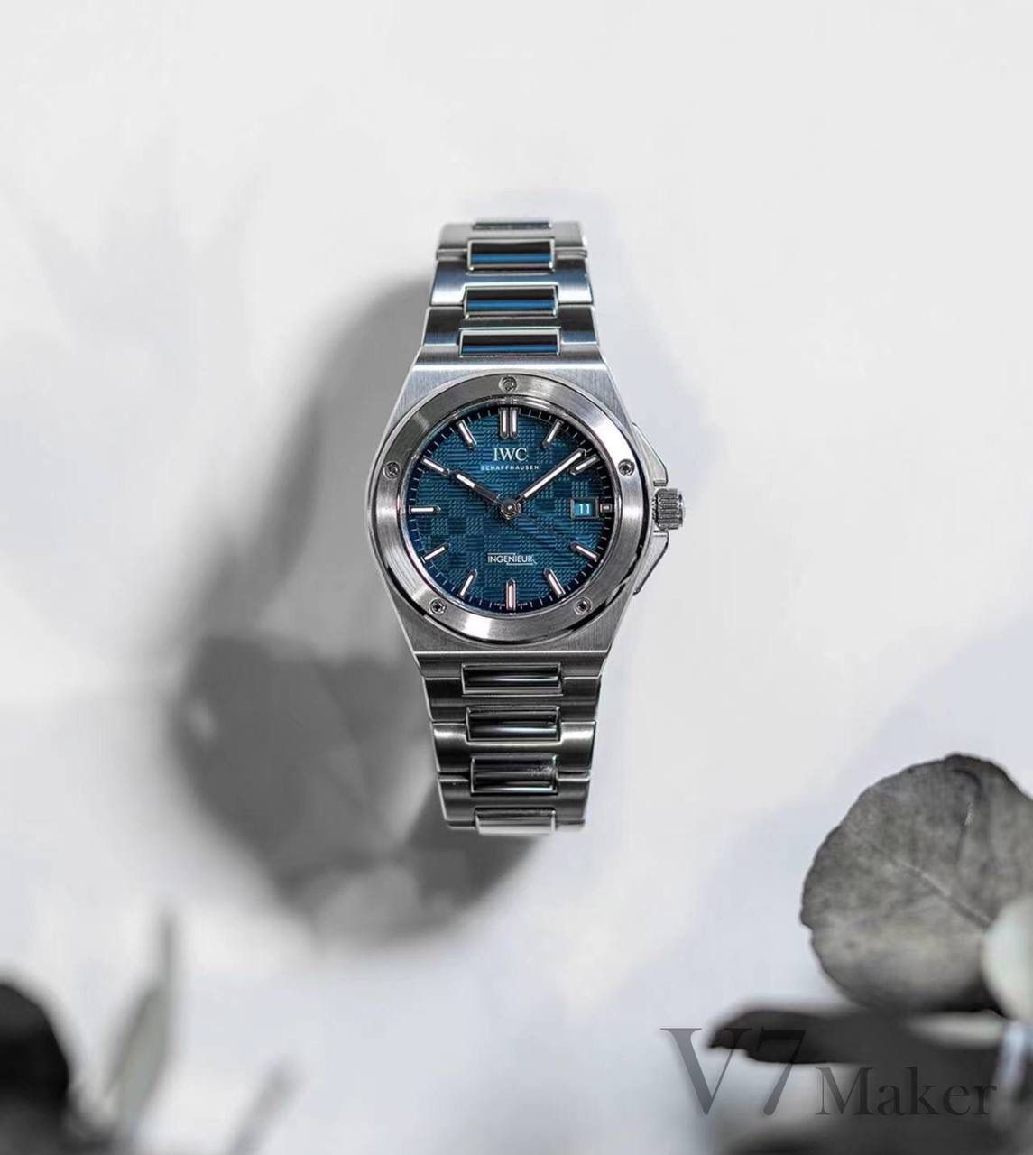 全新原装钢带开模，所有结构同步原装，其材料，做工，佩戴感100%同步原装。 V7厂仍采用进口瑞士全新SW300机芯，性能同样出色，精准恒久，无返修烦恼！V7亦同时提供亲民版的海鸥2892稳定版供选，其外观细节均与瑞士版本一样。