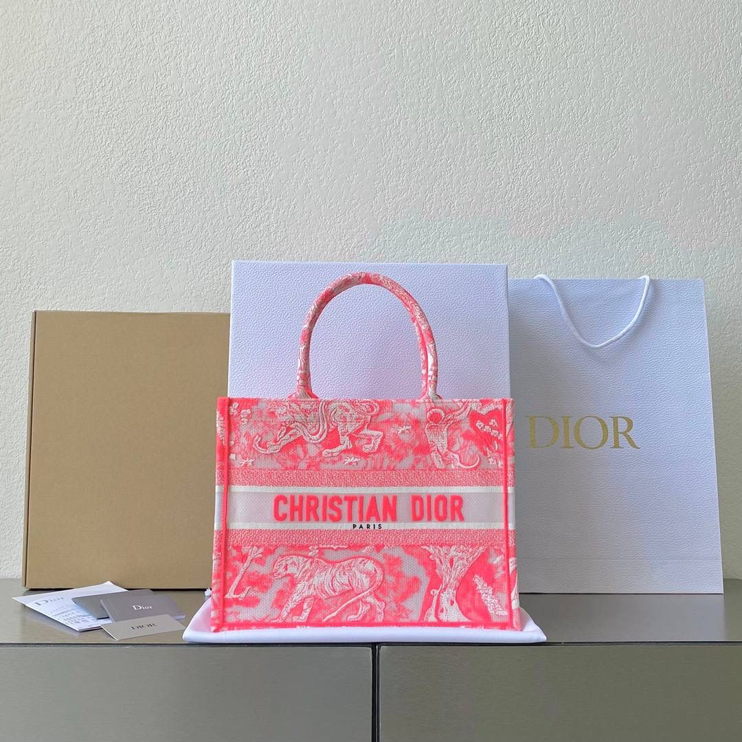 🈶透明粉中号 𝗖𝗗 𝗕𝗼𝗼𝗸 𝘁𝗼𝘁𝗲购物袋"夏日限定" 全新透明帆布材质，轻盈通透的质感 自带清凉属性，是这季的最大亮点🤟🏻 茹伊动物印花与荧光色调的碰撞 怎么会有这么好看的颜色啊😍 不愧是色彩大师，活力氛围拉满 超醒目的荧光效果和度假气息扑面而来 将优雅融为一体，谁心动了，我不说 刺绣的复杂程度，直接搞疯师傅们 这只购物袋真的要细品，那那都是细节 size：36.5×28×17.5cm