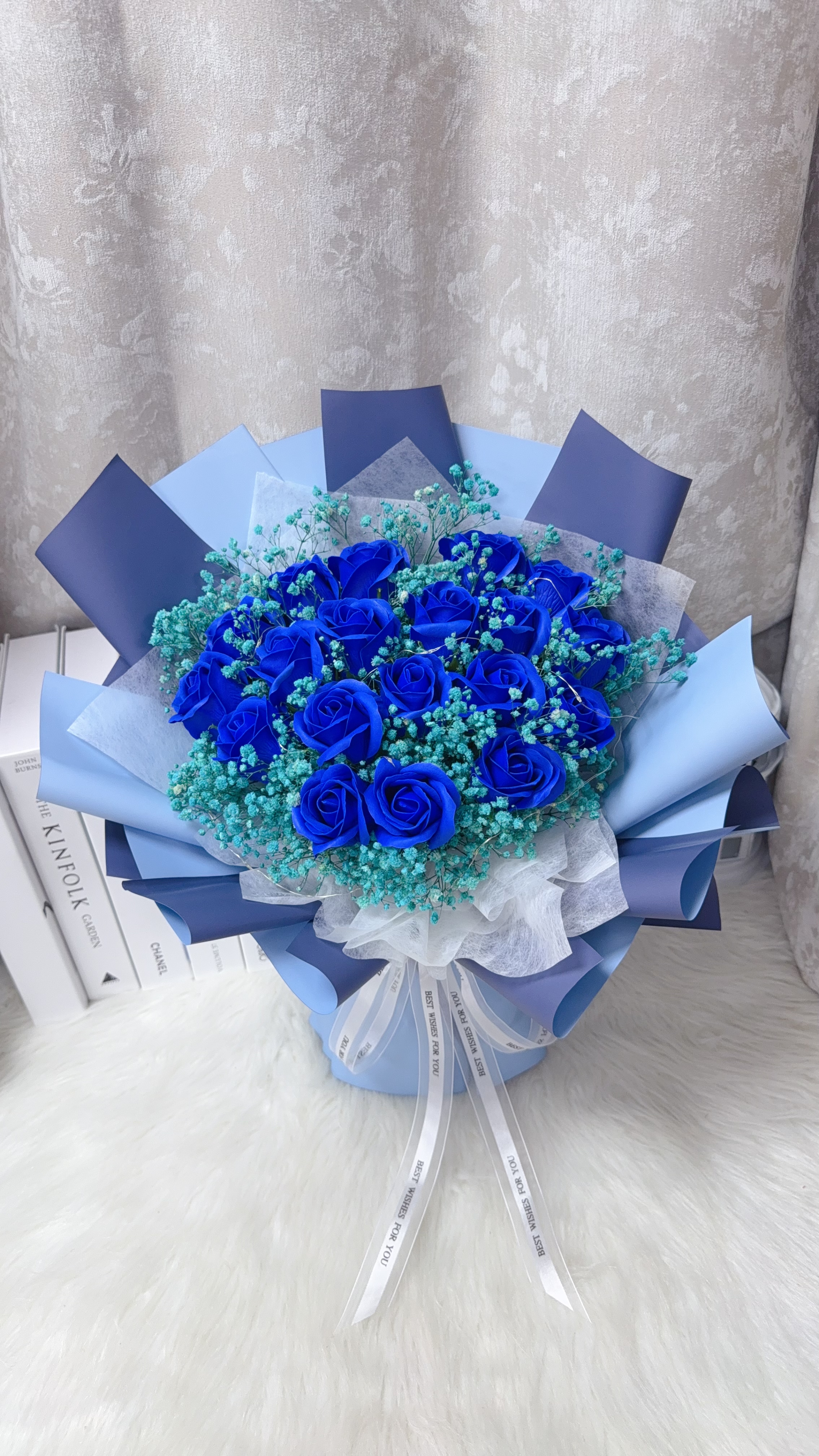 19朵寶藍玫瑰番梘花滿天星花束