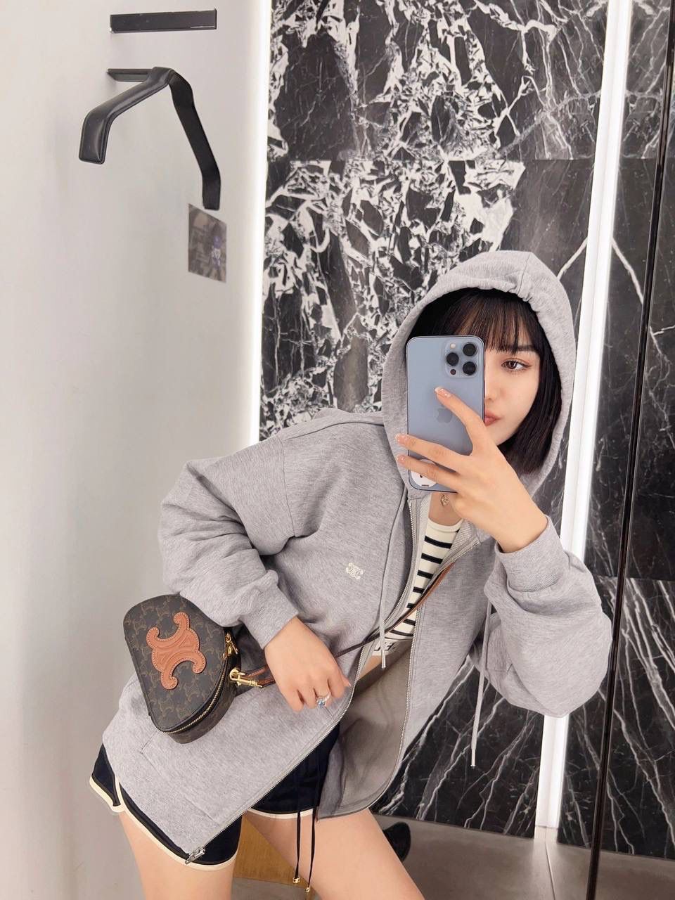 🔥大货实拍图 𝗖𝗘𝗟𝗜𝗡𝗘 ♥️ 𝗧𝗥𝗜𝗢𝗠𝗣𝗛𝗘浮雕半月包 型号：10K642 尺寸：18*12.5*6cm 𝑪𝒆𝒍𝒊𝒏𝒆𝟐𝟑𝑭𝑾最新爆款老花半月包🌙手提盒子，复古与现代的完美融合～每一个细节都尽显精致，从小巧迷你的包身到老花凯旋门的经典面料，都散发出无法抗拒的魅力🤎