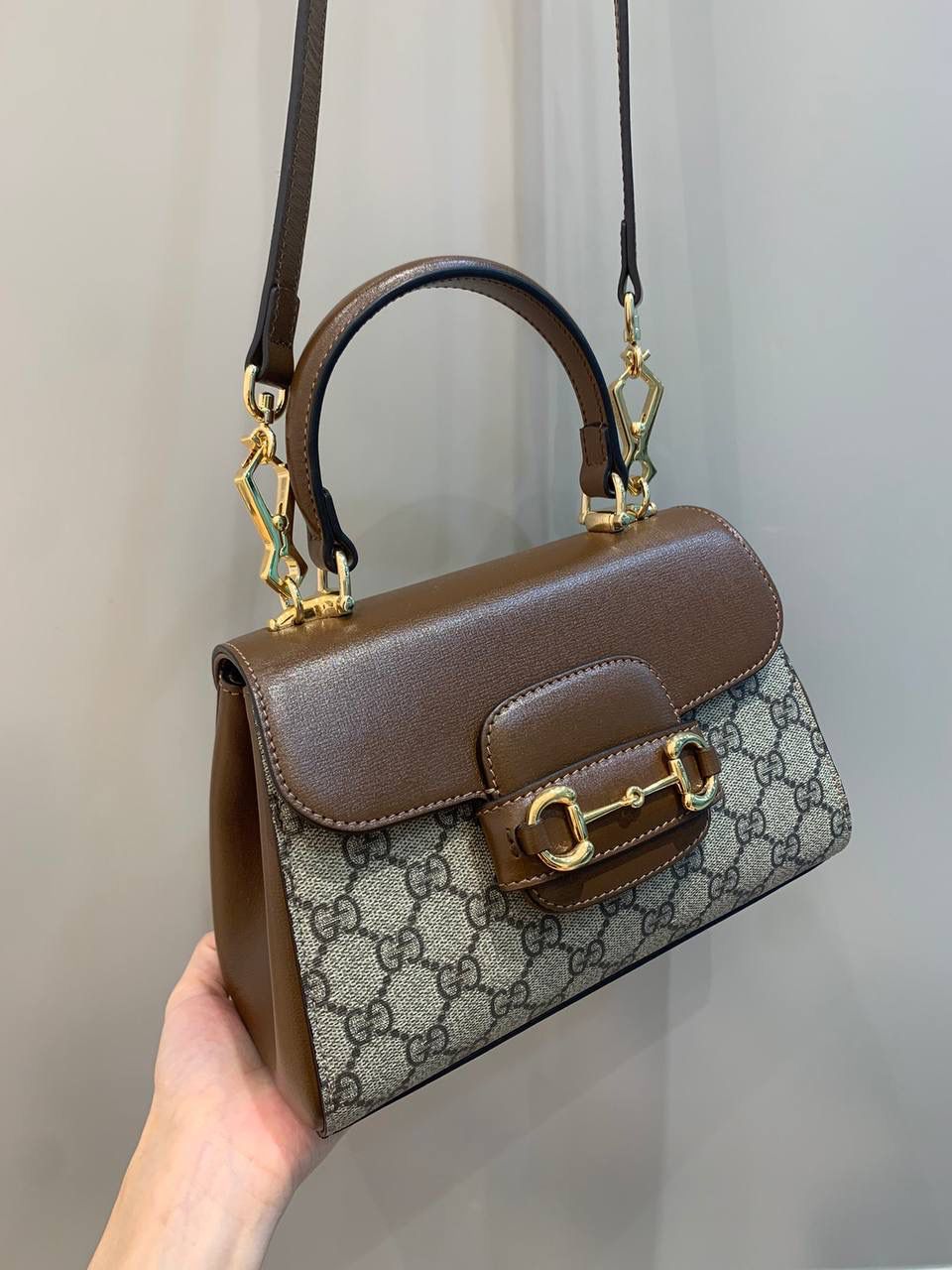 新背景实拍正品级 。（小号22cm） Gucci Horsebit 1955马鞍小号手提包 2023横空出世的超级最新大爆款‼️ 小号22cm证品售价，还是继续采用1955经典棕色原厂皮，除了包身的手提设计，另外配有两个不同风格的肩带，三种不同背法，容量皆备，小巧圆润的包型非常适合亚洲女性，绝对是2023大爆款，继迷你马鞍包后我最喜欢的第二单品‼️ 型号703848；尺寸22x16x10cm