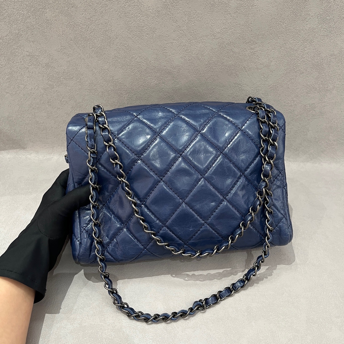 【預訂貨品】Chanel 15C油蠟皮深藍色斜孭袋