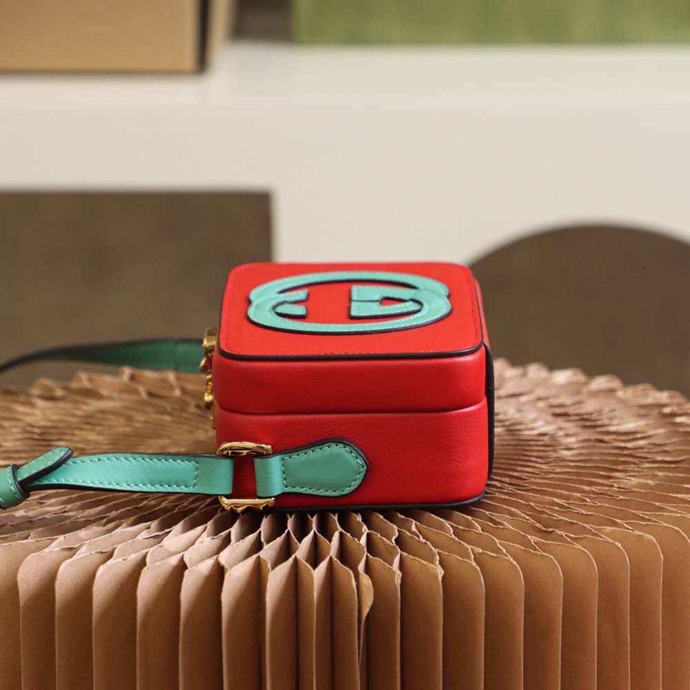 ▪️ 𝙂𝙂盒子包 高级感撞色设计#658230#▪️ ✔️尺寸：17*10*5.5cm 小古新品𝙂𝙂撞色设计盒子包， 这一届的新品太让人眼前一亮了， 撞色的设计搭配盒子包造型， 自带可爱少女气息，竟然附带一丝复古元素！ 盒子包造型搭配经典的𝙋𝙖𝙙𝙡𝙤𝙘𝙠系列锁扣， 可爱的元素搭配经典的搭配融合得恰好！🌈 爱了，双𝙂增添了当代时尚格调！