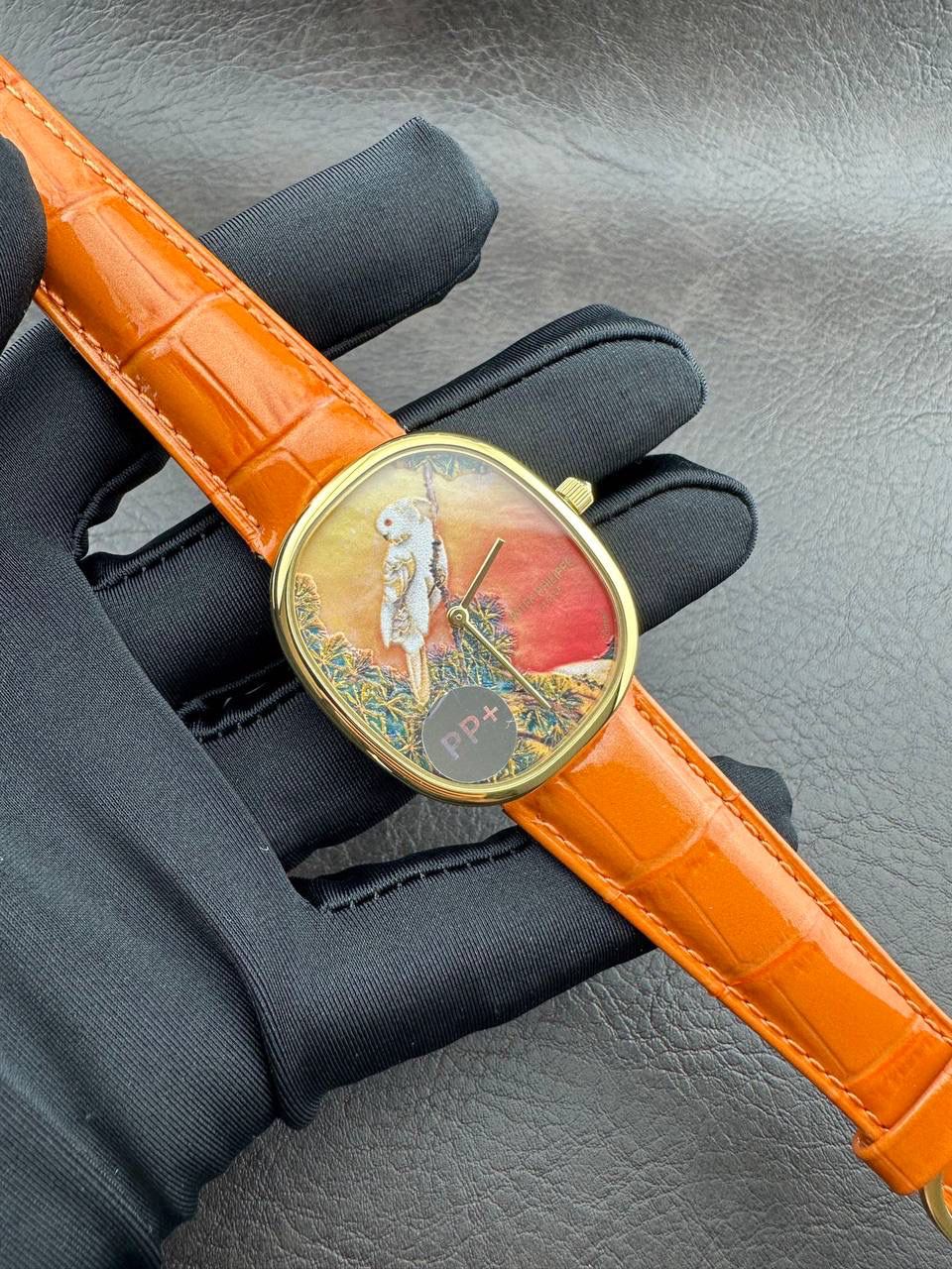 PP➕ Factory2025新品首发｜百达5738系列 68克配重版 复刻经典，更胜经典——GOLDEN ELLIPSE 黄金椭圆腕表重磅登场！ ✅ 黄金分割美学重塑：遵循1:1.6181经典比例，34.5MM×39.5MM椭圆表径搭配7.7MM纤薄厚度，复刻古典韵味与佩戴舒适度。 ✅ 316L精钢表壳：介于圆形与矩形之间的别致椭圆轮廓，还原原版线条张力，质感细腻出众。 ✅ 3D立体云贝母表盘：专属浮雕打印工艺，折射神秘深邃光泽，告别市面暗淡平庸款，上手自带高光。 ✅ 定制进口小牛皮表带：21X16尺寸对版原配，搭配同型椭圆表扣，与表壳设计遥相呼应，贴合手腕更显格调。 ✅ 9015精准机芯：走时稳定精准，兼顾实用性与耐用性，日常佩戴无压力。 PP➕不做“远观款”，只为呈现最接近原版的真实佩戴体验——从细节质感 to 上手触感，每一处都经得起近距离审视，让经典韵味在腕间完美延续！