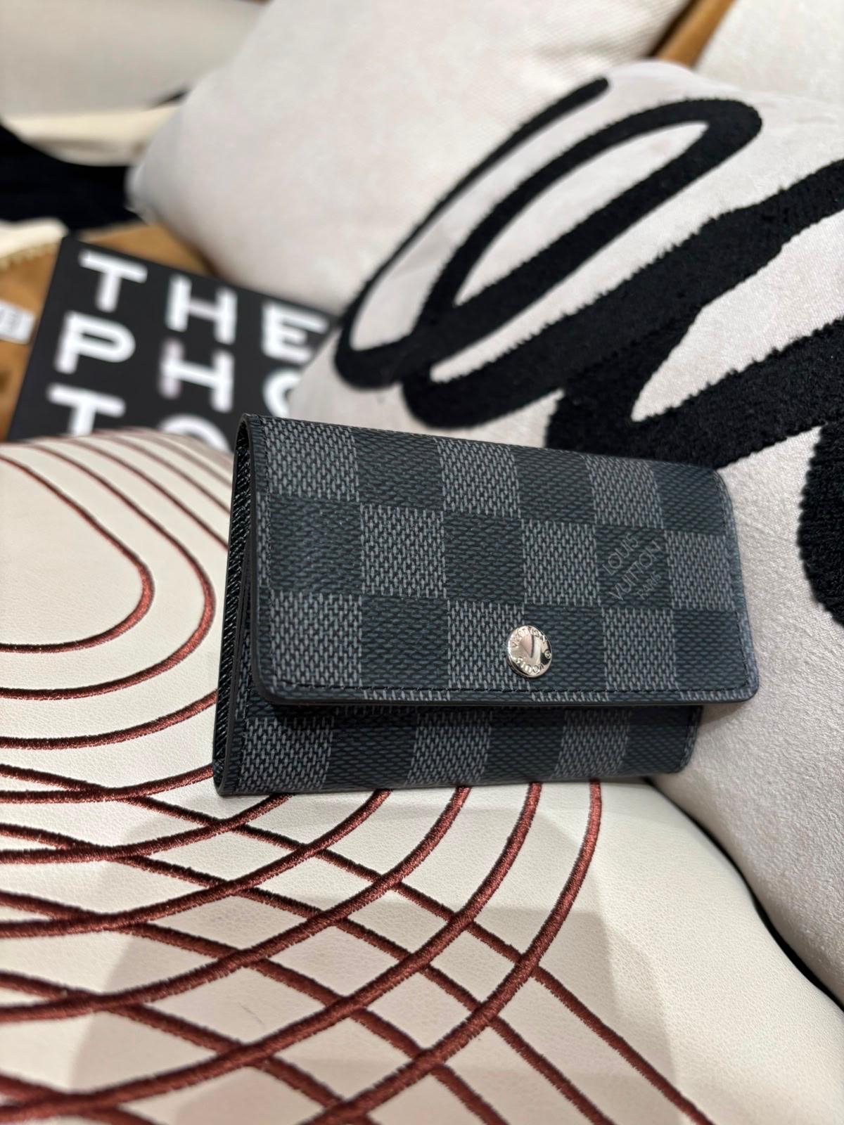未使用品 LV Key Holder 100%Authentic, Unused ✅Dust bag