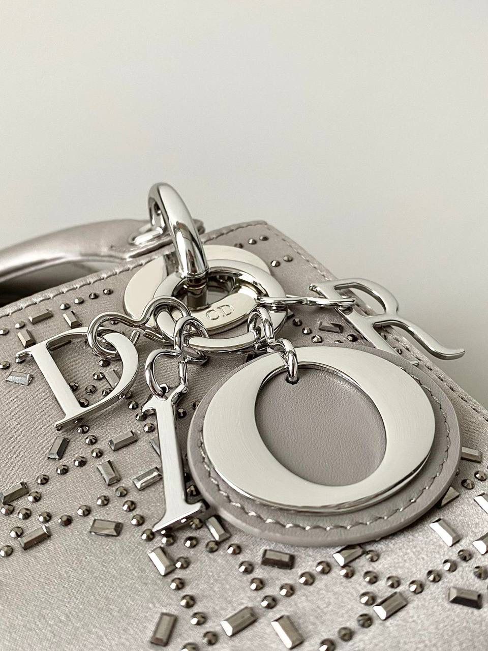 高级灰🩶 𝗗𝗜𝗢𝗥 𝗟𝗮𝗱𝘆三格，真丝缎面钻 全面升级，终极版本！ 进口丝绸 施华洛世奇贴钻 特别是在暗光的地方 一闪一闪 自带灯光效果真的美翻 名媛气质优雅惊艳集于一体的宠儿 戴妃包的坑是一定要入的！！😛 size：17×15×7cm