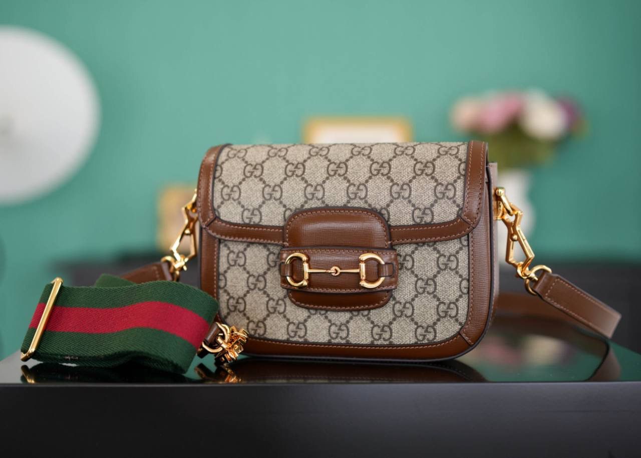 🥯Horsebit 1955系列迷你马鞍包 老花棕20cm 正品售价,500 独家原厂皮发售 限量级别 GG家1955马鞍包已经火爆到人手一支的节奏，超级大爆款！ 这次出了迷你尺寸配可拆卸双肩带，简直超哇塞 马衔扣标志性设计，焦糖棕原厂牛皮配上最受欢迎pvc元素，皮肩带布肩带任意更换~ 官方款号 658574 尺寸小号：20.5x14x5cm 大号：25x18x8cm