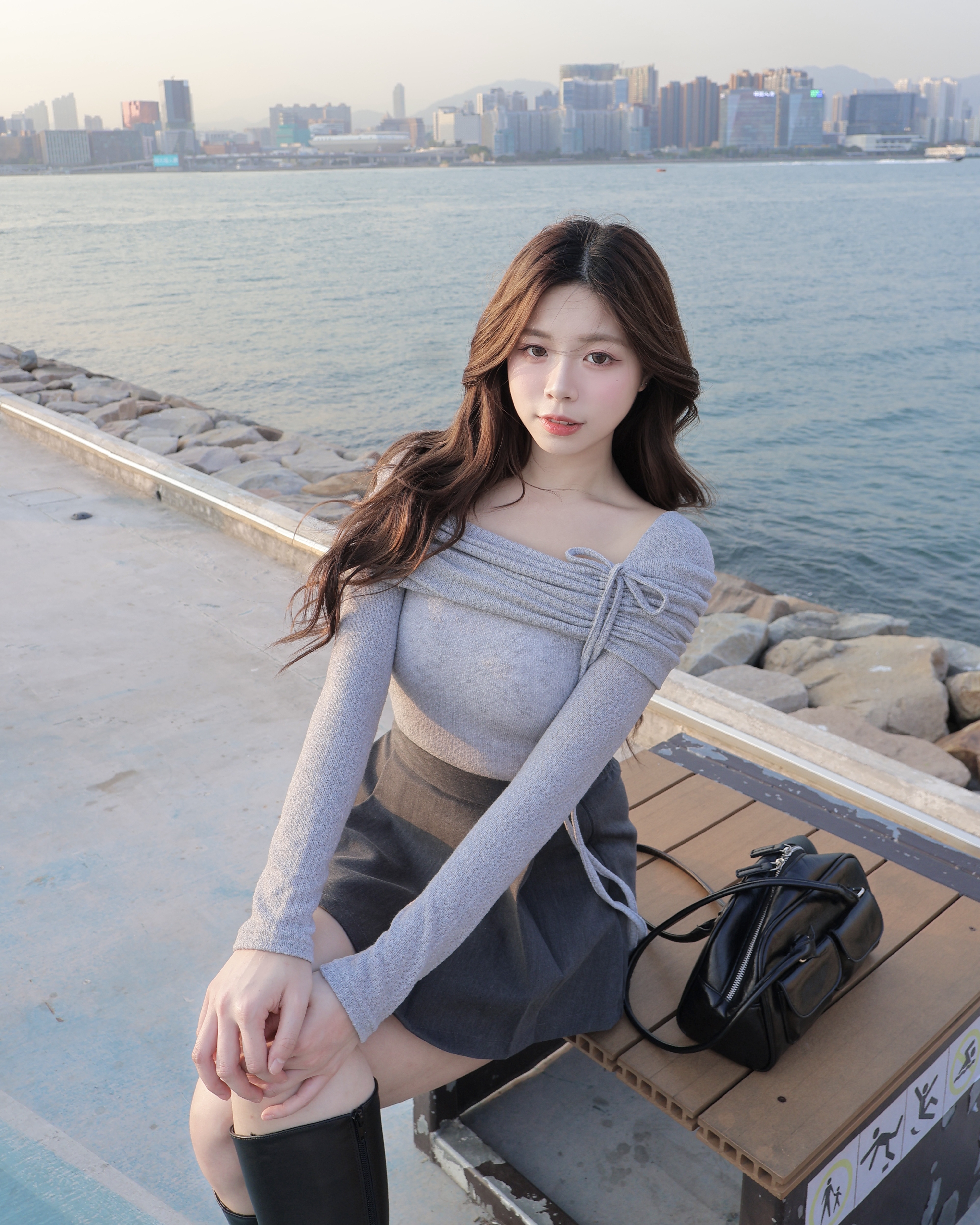  【 🫧超氣質♡ 微透感混紋效果～不規則倒V鏤空露肩上衣.ﾟ💗 】 Way Up Off Shoulder Top(四色入)