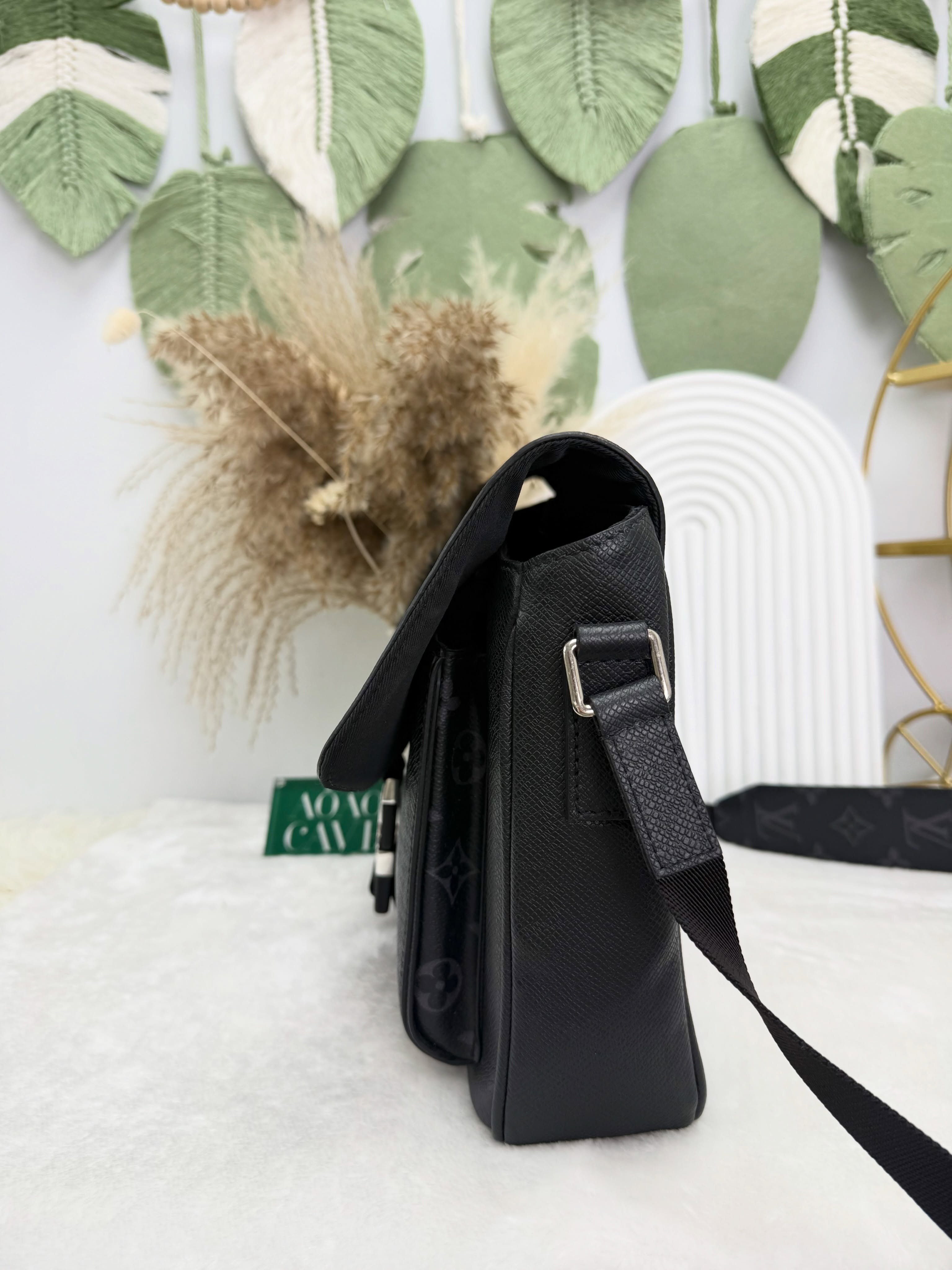 Lv👜 PRE OWNED 🛍️Taigarama黑花郵差包 🖤 