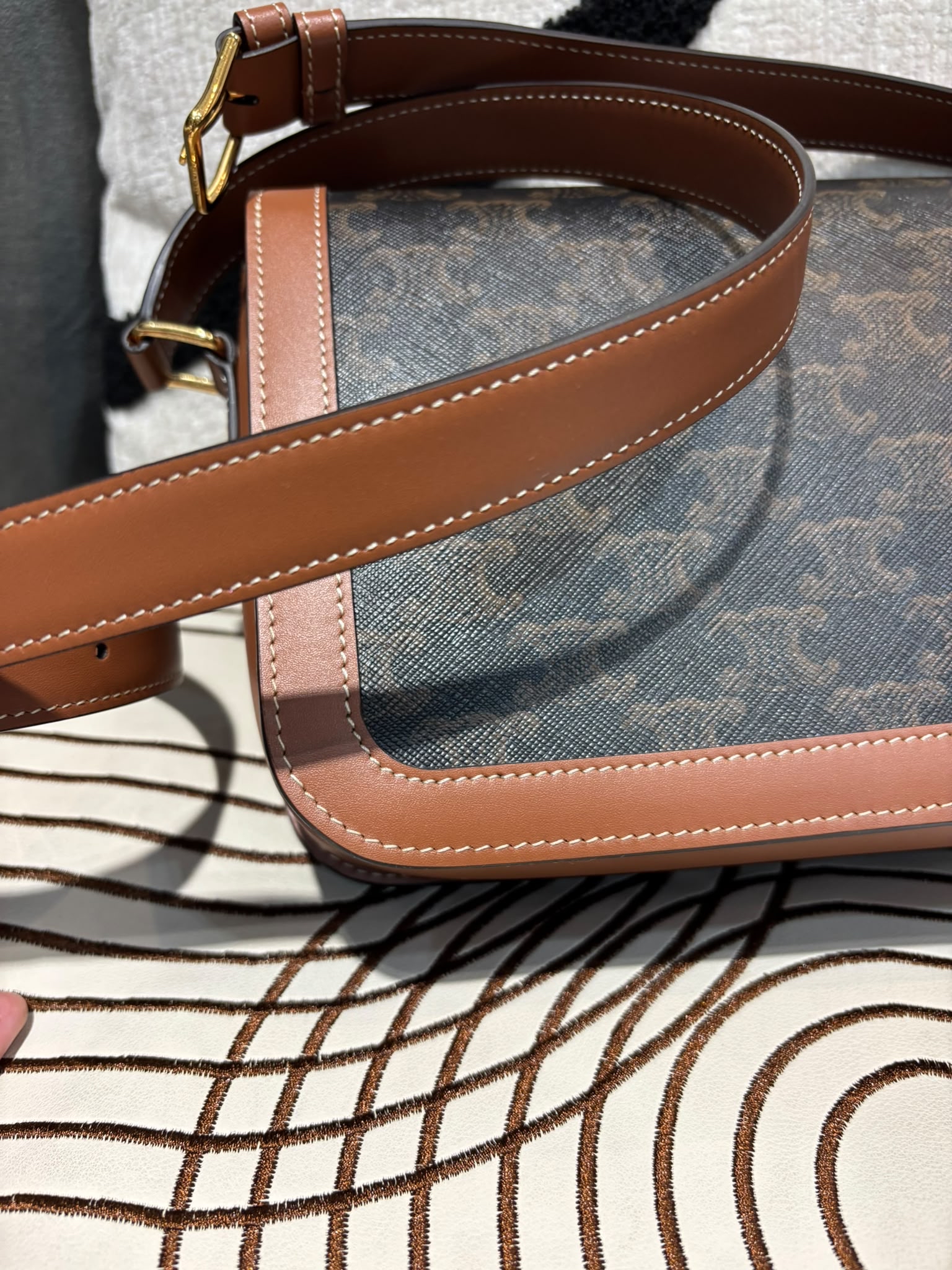 全新 Celine TRIOMPHE classic medium, 凱旋門金扣box,100%Authentic,brand new 全新 ✅專門店收據✅Dust bag ✅Box