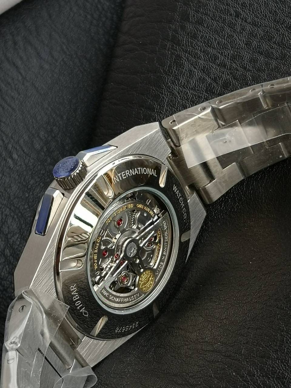 万国工程师系列万年历腕表，复刻界最复杂的腕表，所有功能同步原装，所有功能调节通过把头控制. 1⃣️【功能介绍】3点钟位置显示日历，9点钟位置显示星期，6点钟月份月相指针显示。 2⃣️【做工精细】外壳采用原版同样的三件套结构，中间拉丝，上下壳为抛光，镜面采用高成本的锅盖形蓝宝石，使其质感提升。 3⃣️【机芯性能】尺寸41.6mm,机芯采用天津机芯改82600，高效稳定，动力时间长达72小时以上，进行加装复杂的万年历模块，而且同步所有功能实现同步原装通过把头调节。 4⃣️【⚠️注意事项】由于万年历模块十分复杂在出货前都会调准时间，客户收到直接上链上手佩戴即可，⚠️请不要轻易乱调，由于机芯加装升级功能，调节需慢慢按调。