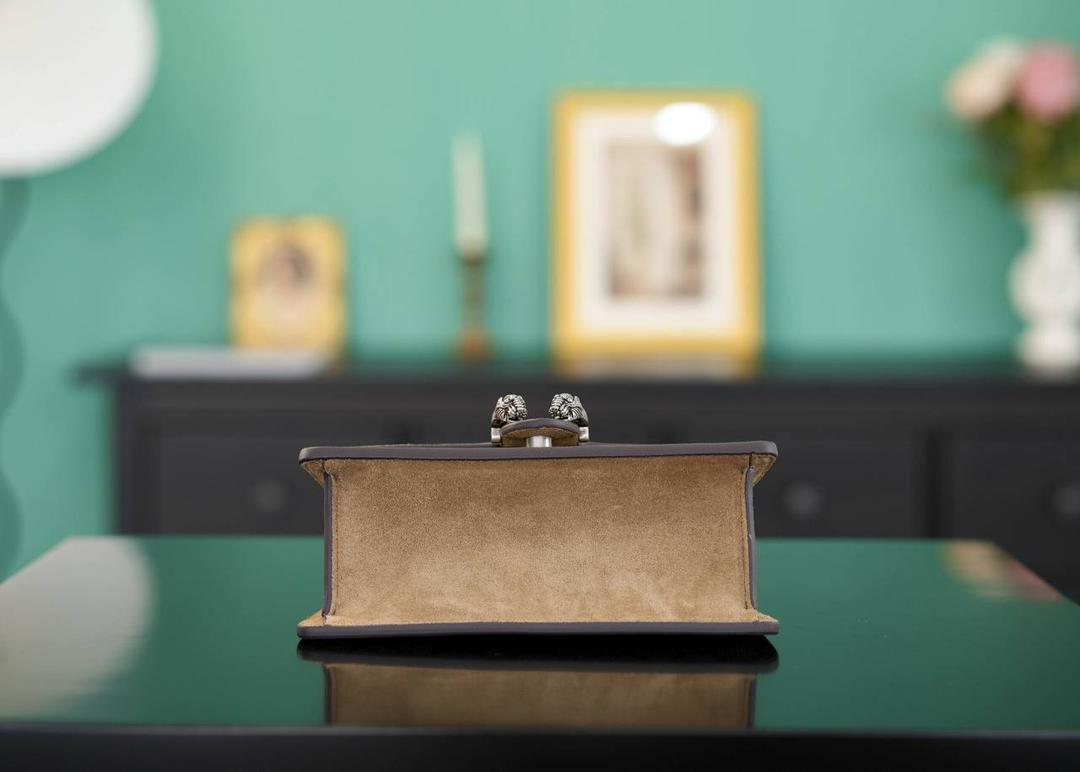 🥯Dionysus系列迷你手提包 卡其18cm 正品售价¥15.000 独家原厂皮发售 限量级别 酒神家族再添小可爱 新款迷你手提酒神，说是小废包吧，其实也还蛮能装的 小小一只，既能手提又能肩背 官方款号 752029 尺寸迷你：18x12x6cm 小号：24.5x15.5x10cm