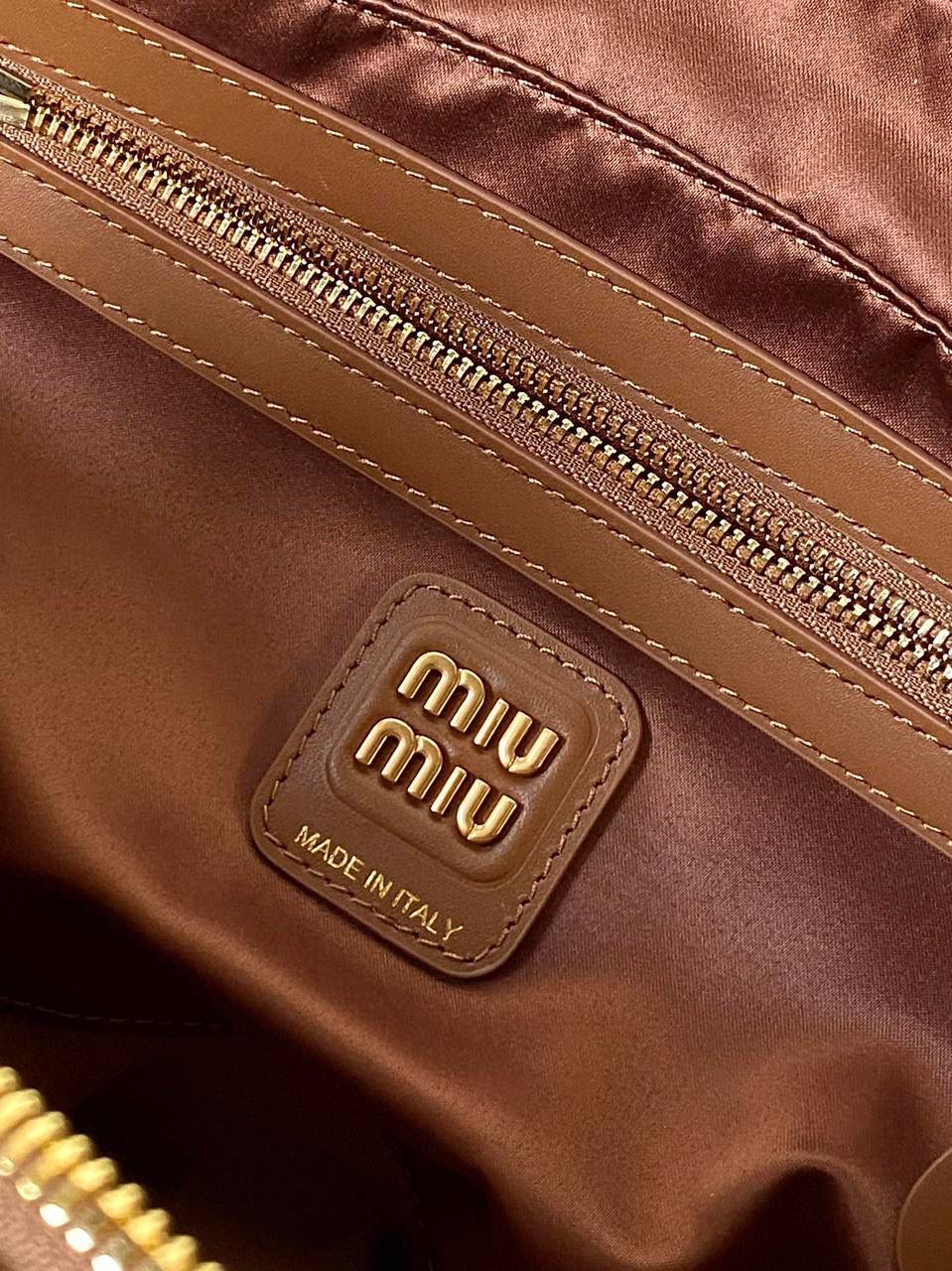 🈶棕色 | 小号 𝗠𝗶𝘂𝗠𝗶𝘂公文包，大爆款 谁懂啊！小号也太好背了 今年九月份新推出的新尺寸❗️小个子的大福音哇！ 大号hold不住的姐妹，这个号就非常合适了！ 手拎肩背都刚刚好，小巧又不压个子 小号：18×30×9cm #F0020m 大号：23x34x10cm