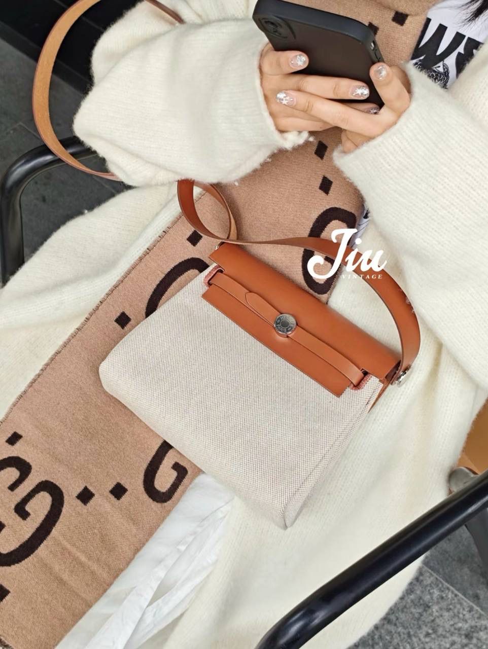 #Herbag20 新年第一支herbag必须要是mini啊‼ 2026新年第一支herbag必须要是mini啊‼ 简直太好看太实用了 百搭时髦黑银 感觉可以替代所有类似邮差包 肩带长度合适 精致可爱 容量也非常🉑 布料与皮革的完美结合 稳重又不失时尚！