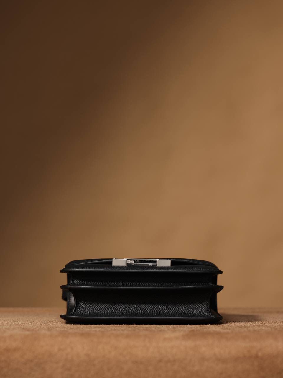 Hermes 爱马仕 #Constance 19黑色银扣👜✨ Epsom牛皮 单肩斜挎包 尺寸：19*15*4 cm 这款采用的是Epsom牛皮,纯原皮，和专柜用的是一个渠道的真皮 什么是Epsom牛皮？ 皮质：ep皮/手掌纹、一岁以上的公牛皮 软硬度：偏硬 纹理：皮面颗粒小的细腻皮纹，有点光泽感 特点：硬朗有细纹的牛皮皮质。细纹是进过后期处理的，比较硬质立体，长期贮存也不容易变形。自重轻，不易刮伤，非常耐磨实用。 所以每个H的款式用的皮都不一样，都是非常有讲究的✅