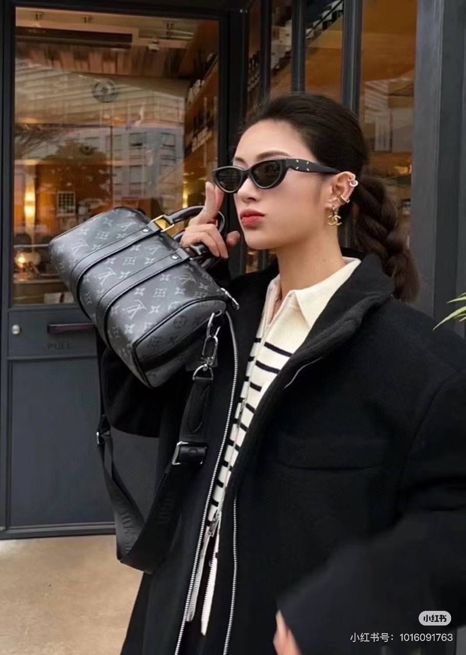 LV Keepall 黑老花系列 🖤✨ 潮男最爱款，男女都能背 😎 低调黑老花拼灰色，帅气又百搭， 小巧但很能装，随便一背就很有型，凹造型神器 💯 经典 Eclipse Reverse 帆布，老花两侧倒置设计，低调中带一点小巧思～牛皮包边＋宽肩带，背重也不累 👍配皮革手柄＋可拆可调节肩带，手提、肩背、斜挎都行 📏 尺寸 小号：25 × 15 × 11 cm 中号：35 × 17 × 21 cm