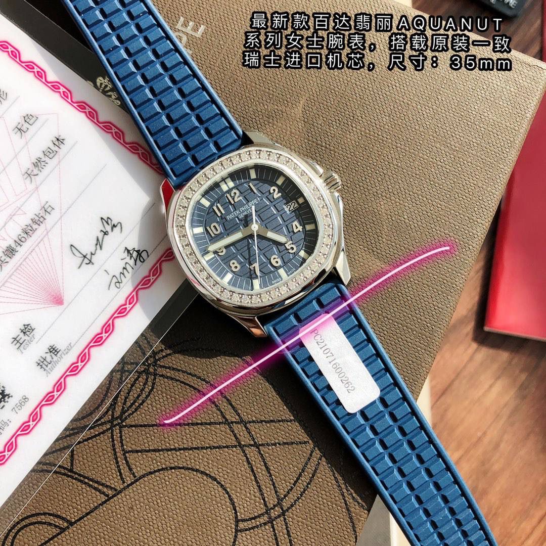 细节实拍‼️百达翡丽AQUANAUT 搭载原装瑞士石英机芯 。由100个零部件组成的一颗小而强大的内脏。真正做到零返修零误差！表盘设计也颇为独特，个性的浮雕表盘，精致立体字块。整个手表看起来立体感 高级感十足！玻璃采用蓝宝石超强硬度水晶玻璃。防反光 防刮花。进口热带复合材料橡胶表带，佩戴极为舒适贴手，适合各种手腕。搭配原装蝴蝶表扣 佩戴方便。最强舒适感😍🤟🏻