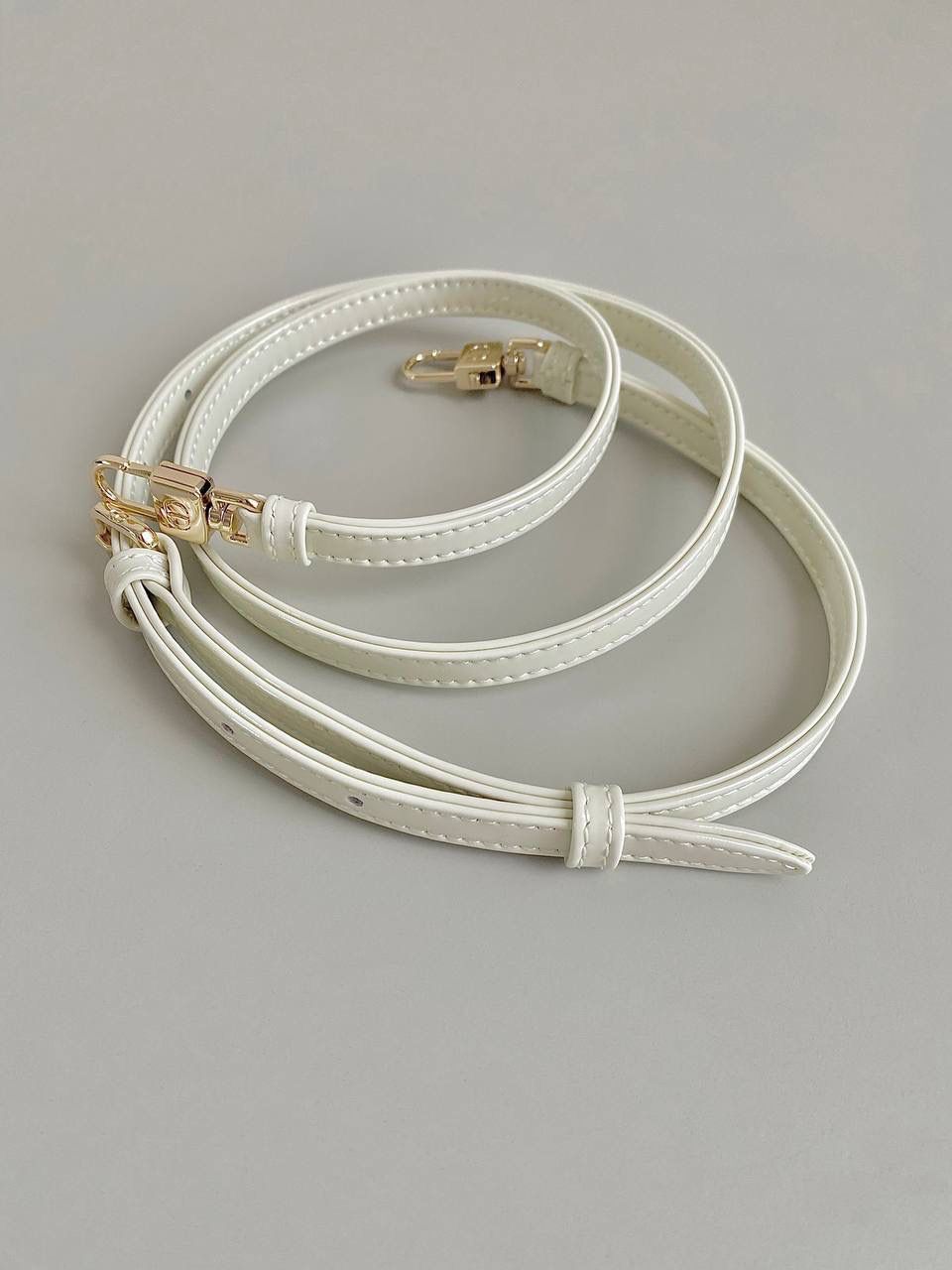 白色超迷你🎀 𝗗𝗶𝗼𝗿 𝗗-𝗝𝗼𝘆 𝗯𝗮𝗴漆皮款，新色 时尚果然就是轮回，回归了一把中古戴妃 长方包形，短链条➕细长肩带直接封神！！ 复古时髦感超强，真是什么场合都可以把住 绝对是lady中的天花板了，强势出圈啦姐妹们🤩😍 17.5×10.5×6cm