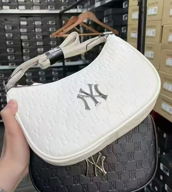 即將下架 清貨價🌈A115 - MLB 半月包 2022年款