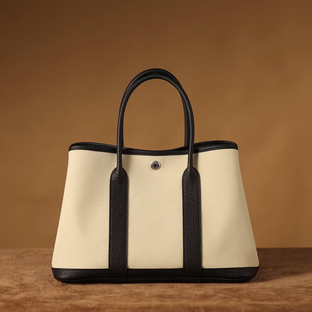 Hermes 爱马仕 Garden Party 30 布配黑皮花园包👜✨ 尺寸：30*20*13cm 配皮面料是采用法国原厂的Togo皮，纹路清晰，颗粒感饱满，手感细腻，扑鼻而来的香味，爱不释手 版型真的是决绝子 喜欢大包的就入手吧 绝对不后悔的一款大购物袋😍💕