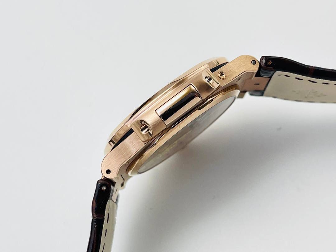 百达翡丽Patekphilippe运动系列鹦鹉螺5724（霸道总裁）PP5712GR“钢王之王”巅峰出道！出道即巅峰！ 1⃣️直径40毫米，做到接近正品的厚度！ 2⃣️所有功能同正品（10字位动能显示，7字位日历和月相，4字位小秒针）和原装一样的带水平压纹图案，带荧光刻度！ 3⃣️这是真正具有里程碑意义的超级一体机芯Cal.240 PS IRM C LU。全机芯零件数265个，平面游丝，21600每小时振荡次数 Gyromax带调节砝码的摆轮，稳定无误差。(不同于市面上现有的假机芯盖甲板，假珍珠陀) 4⃣️全新修正的不锈钢表带，铰链部分根据真正的百达翡丽鹦鹉螺不锈钢表带拆解开发，和正品一致的贴合效果，逆袭市面上所有副本，铰链开合角度和正品一致，锁毕声音和正品相同。