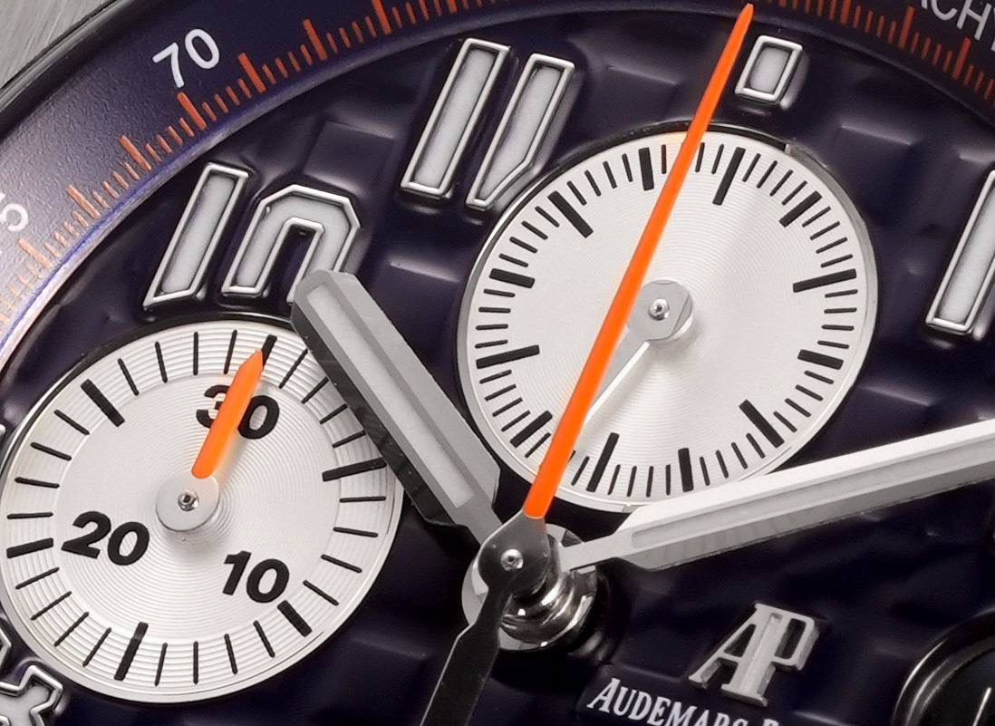 皇家橡树离岸型26400/26238/26470系列正式登场！款式最全，做工最好的爱彼计时款腕表来了，有做工好的顶级货，廉价的小厂货就别去考虑了！ 1，机芯采用12位小秒的定制版3126计时机芯，完美还原原版所有功能。经过精密打磨，大大加强了其稳定性。 2，其中碳纤维系列表壳采用全新碳纤维复合材料——「Carbon TPT® B.4」打造，这种高科技材料比常规 Carbon TPT® 密度提高4%，纤维硬度提升15%，树脂强度提升30%，材料结构经过各项异性优化，保持轻盈同时无比坚韧，提供迄今最强的抗冲击性能。 3，字面颜色均采用目前最先进电镀技术，非几年前的简单喷漆技术。每一个巧克力格纹装饰，通过CNC级别打磨，无限接近原版。 4，同步原版搭载微微活动头粒，胶带采用进口氟橡胶材质，皮带采用美洲鳄鱼皮材质，更加耐磨耐造。