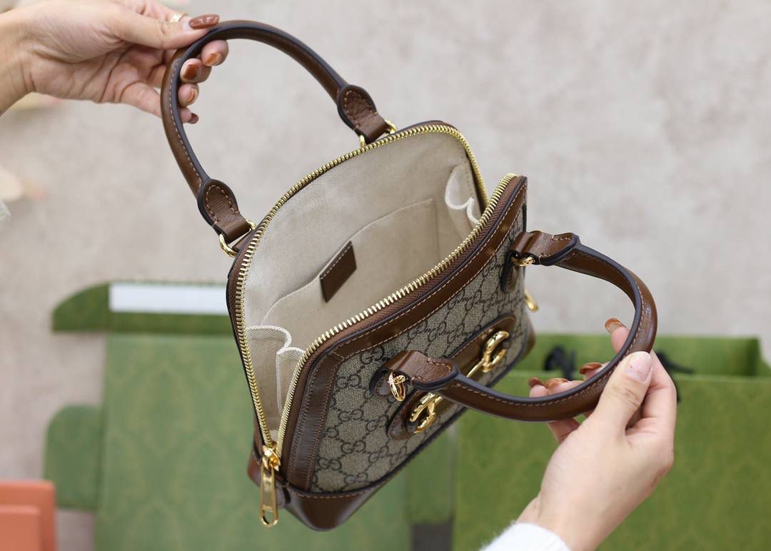 𝟭 𝟵 𝟱 𝟱马衔扣系列新成员【𝐌𝐢𝐧𝐢小贝壳】正品皮 ✰款号：640716 尺寸：20*19.5*7.5cm ✰🔥🔥 作为1955马衔扣系列的新成员，不变的标志性✅马衔扣，这 系列注入60年代复古元素，搭配新世纪的时尚精髓，wow_不得不夸一下，这款迷你小贝壳第一眼就把我俘虏了，不仅外观设计上给予满分，容纳量更是无可挑剔，原厂皮材质搭配我们的独家开发技术五金，简直诠释出一个正品的视觉感！🤩