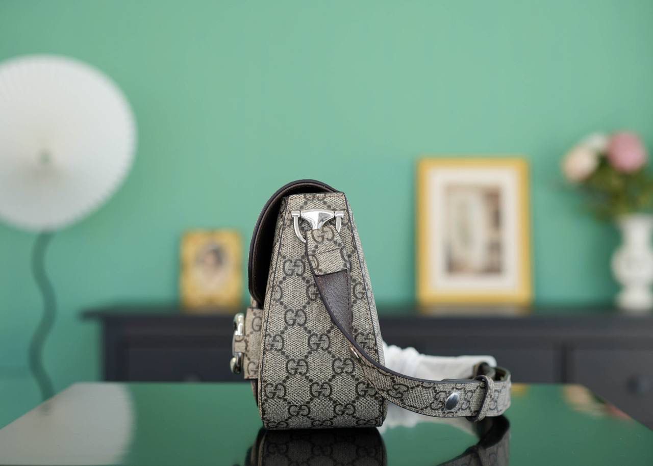 👜Gucci Horsebit 1955系列小号肩背包💕 超种草，Gucci新出的wink变形包！经典马街扣不对称，不规则形状，超个性真的是让人耳目一新！ 不得不说 Gucci经典元素在每一款新品上都有新突破，1955这款腋下包个性十足，肩带也是可调节的，百搭实用！ 官方款号 764155 尺寸：10.5-17x26.5x4-8cm