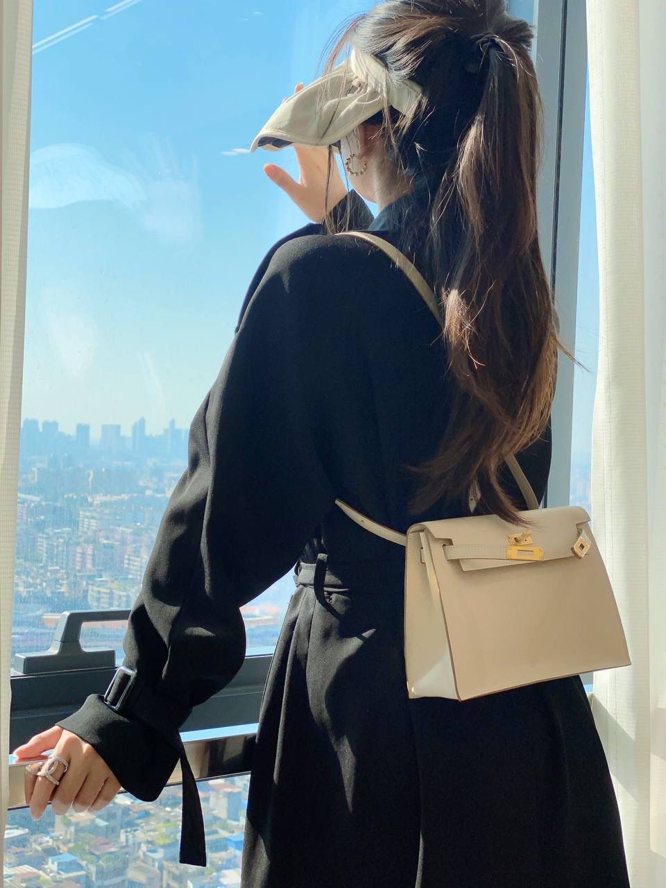 『奶昔白·金』 ‘’Kᴇʟʟʏ ᴅᴀɴsᴇ • Evercolor 🎀 时尚圈就是一个圆！ 最厉害的就是六种背法： 斜背、侧背、肩背、腰包、背包、手包 集美们一定要安排起来‼️ 22Cm